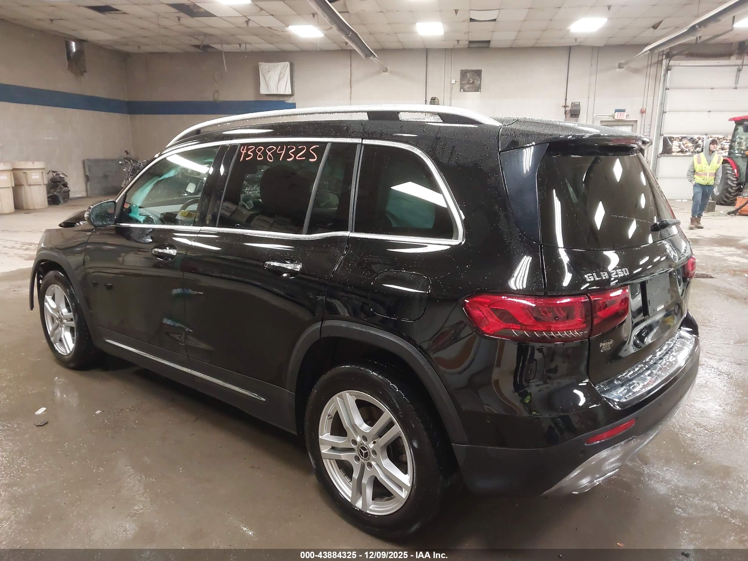 MERCEDES-BENZ GLB image 3