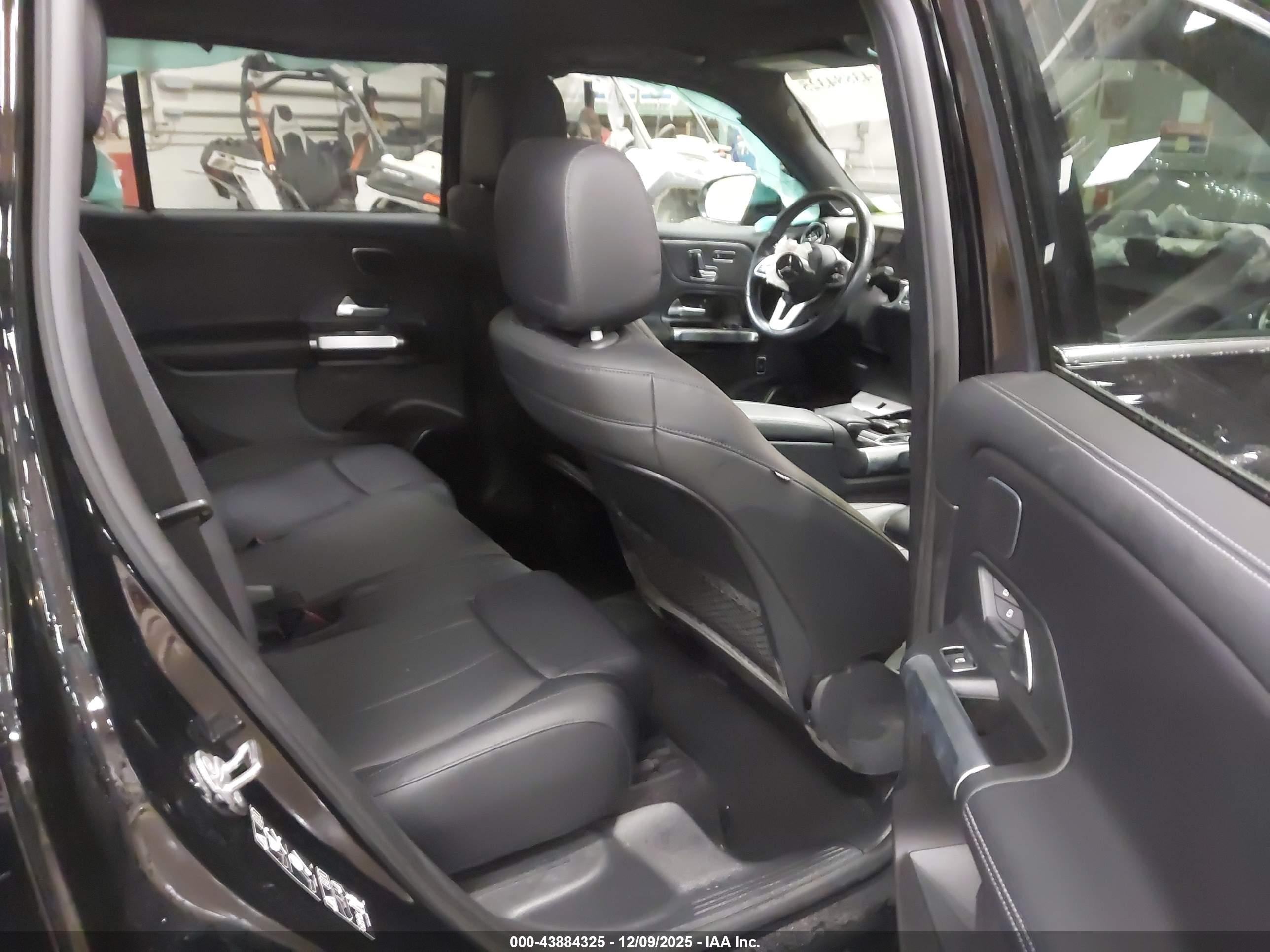 MERCEDES-BENZ GLB image 8