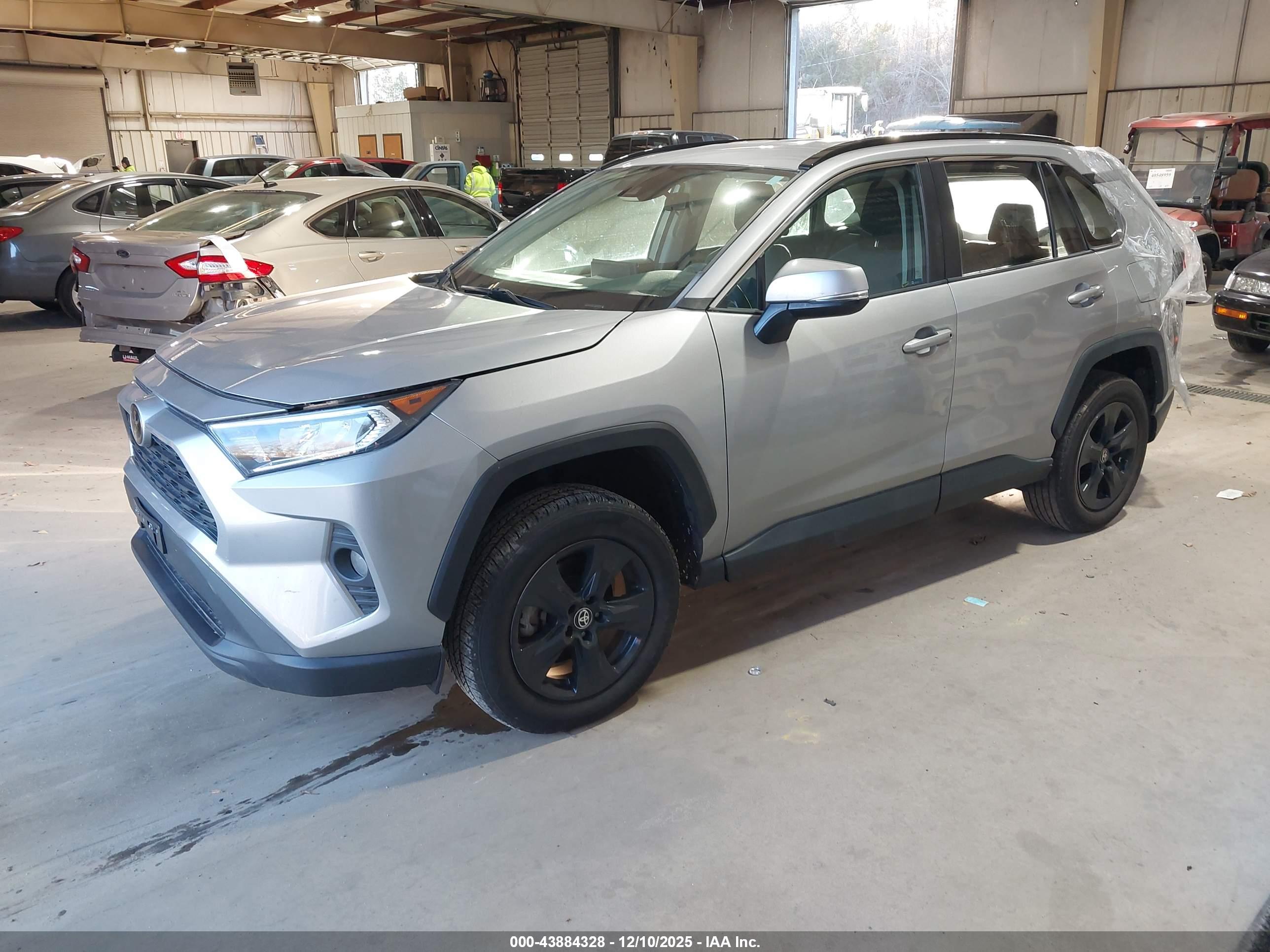 TOYOTA RAV4 image 2