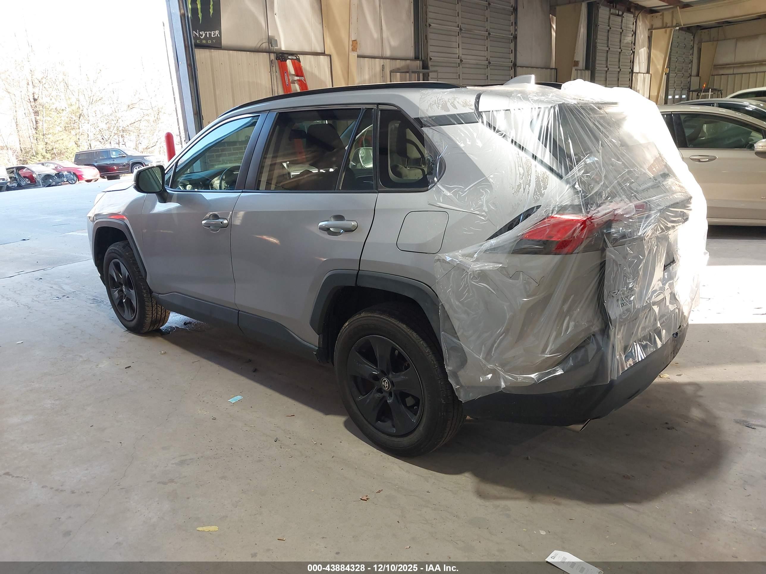 TOYOTA RAV4 image 3
