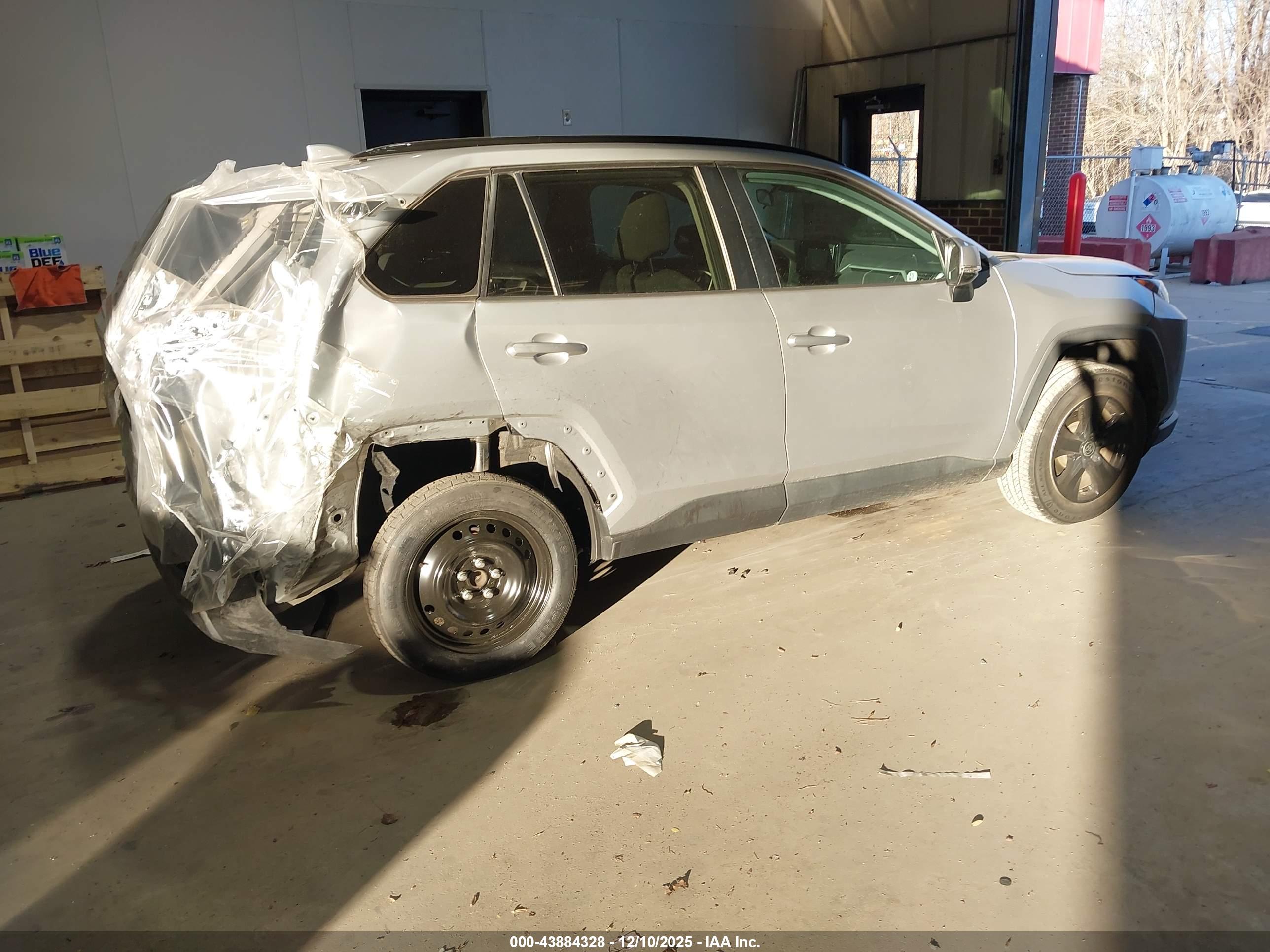 TOYOTA RAV4 image 4