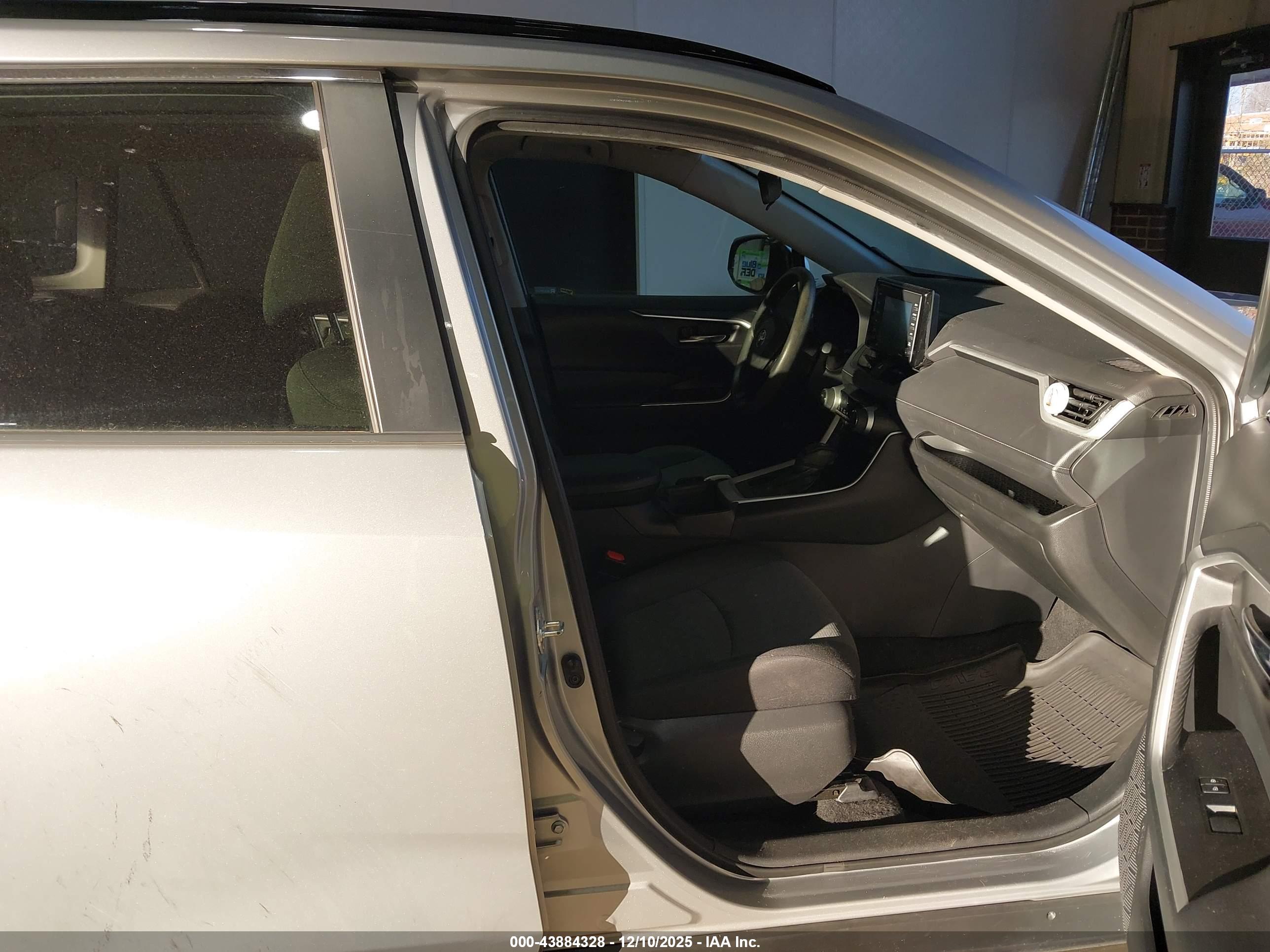 TOYOTA RAV4 image 5