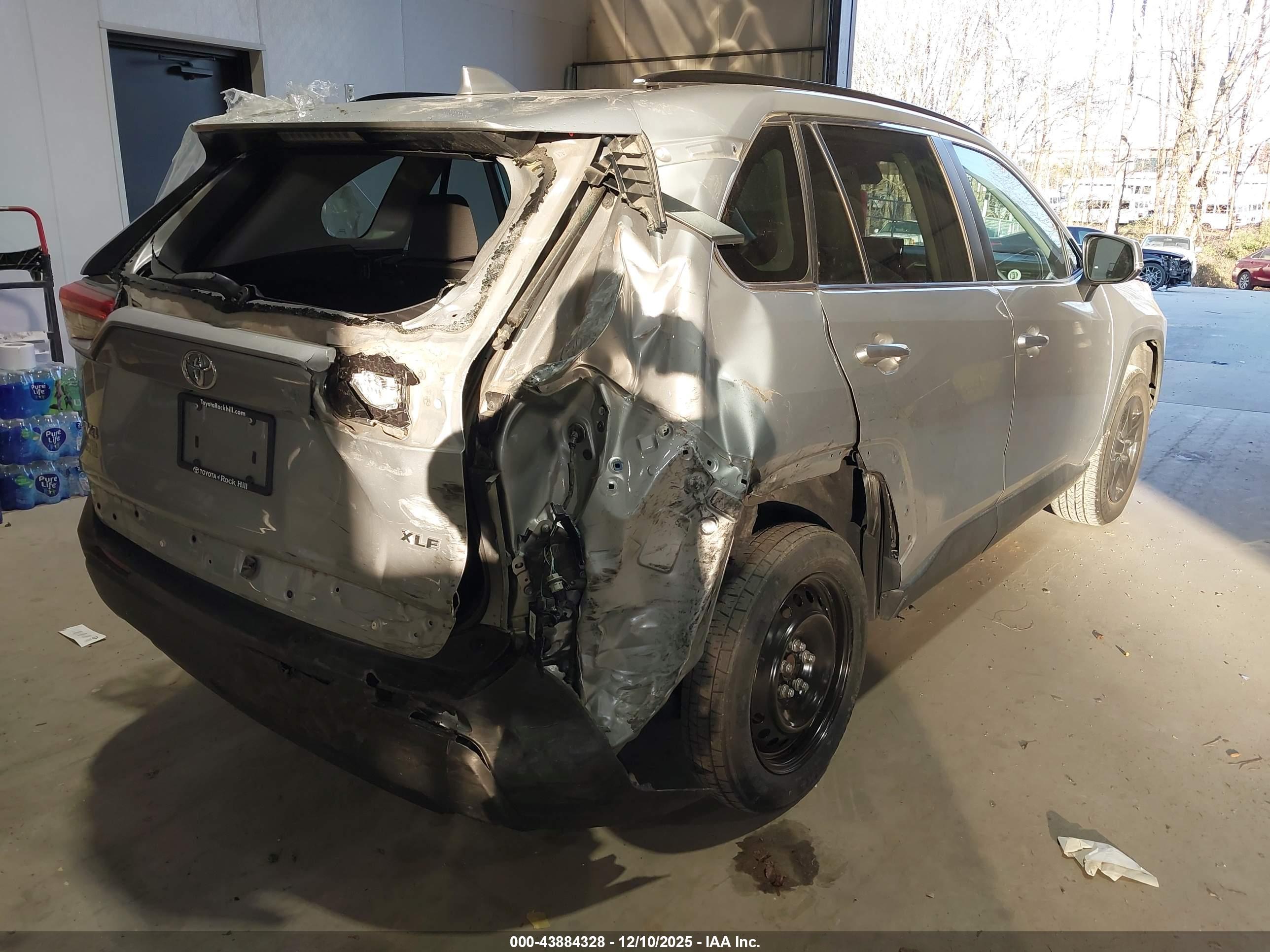 TOYOTA RAV4 image 6