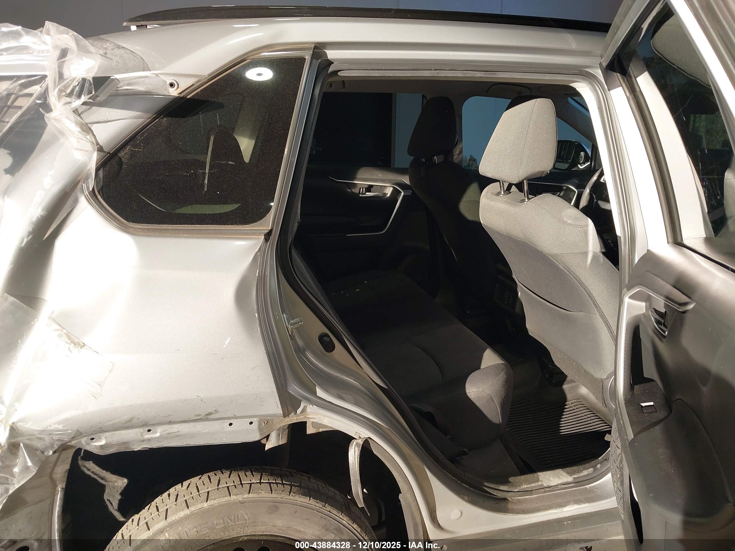 TOYOTA RAV4 image 8