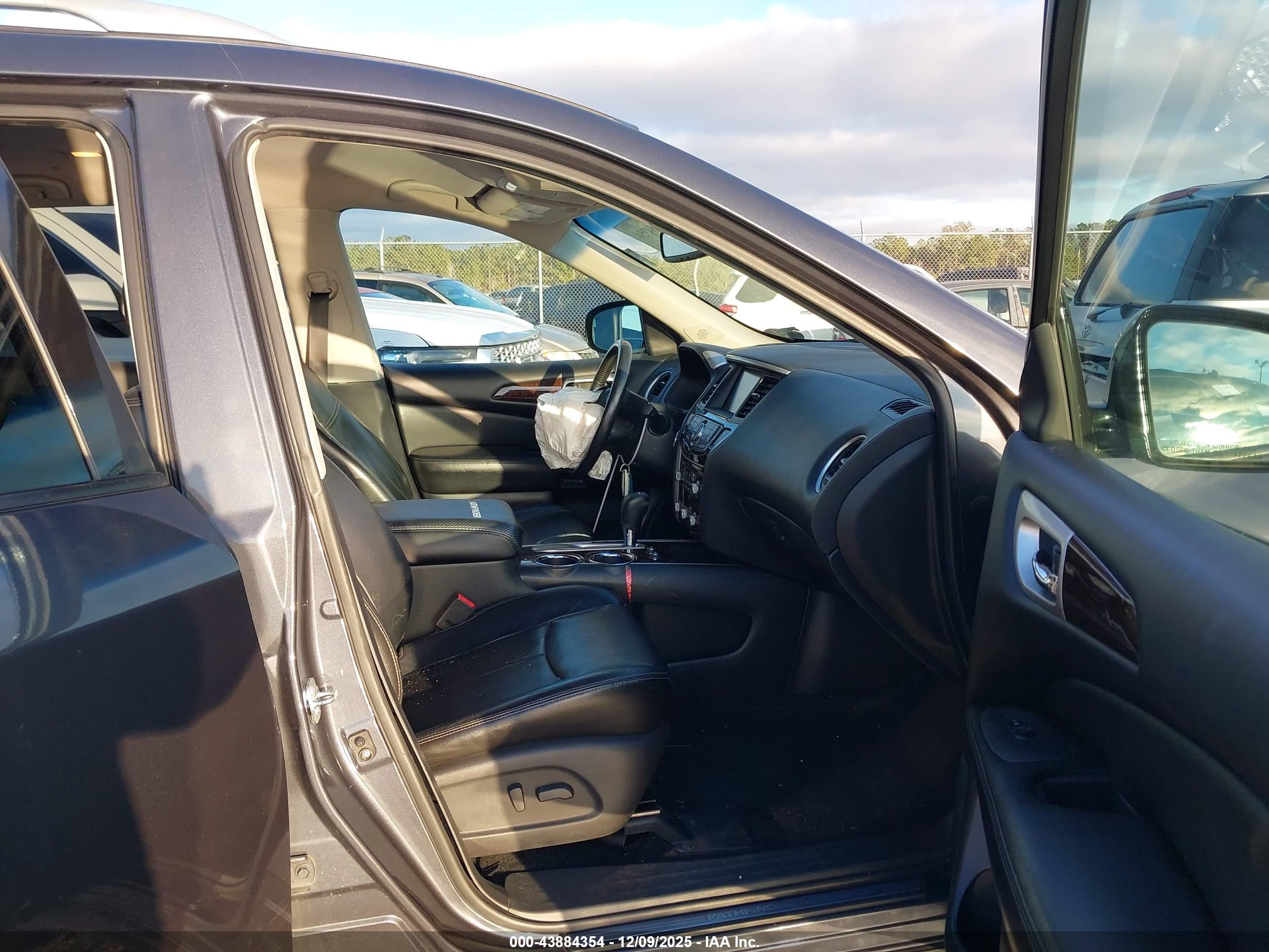 NISSAN PATHFINDER image 5