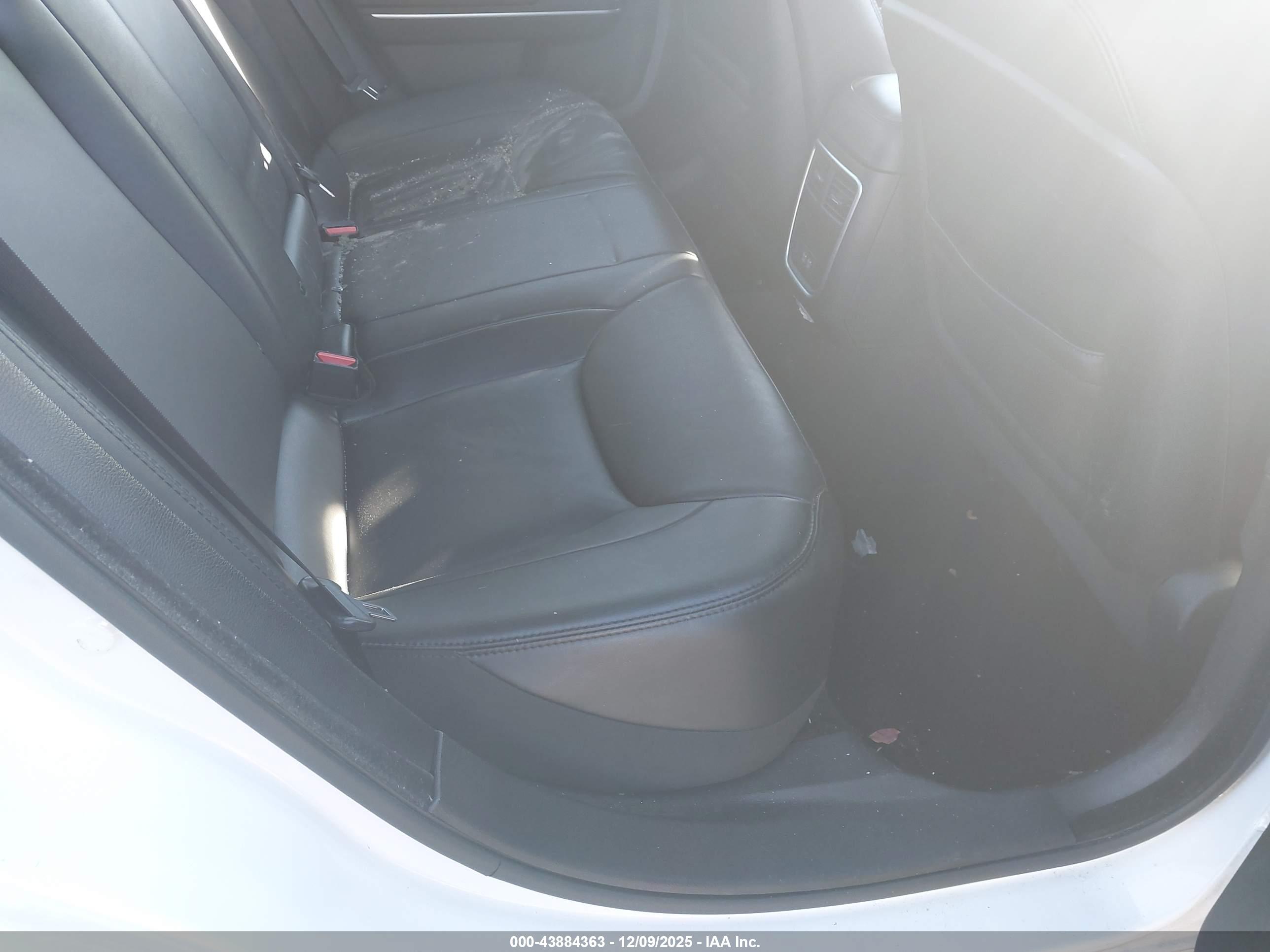 CHRYSLER 300 image 8