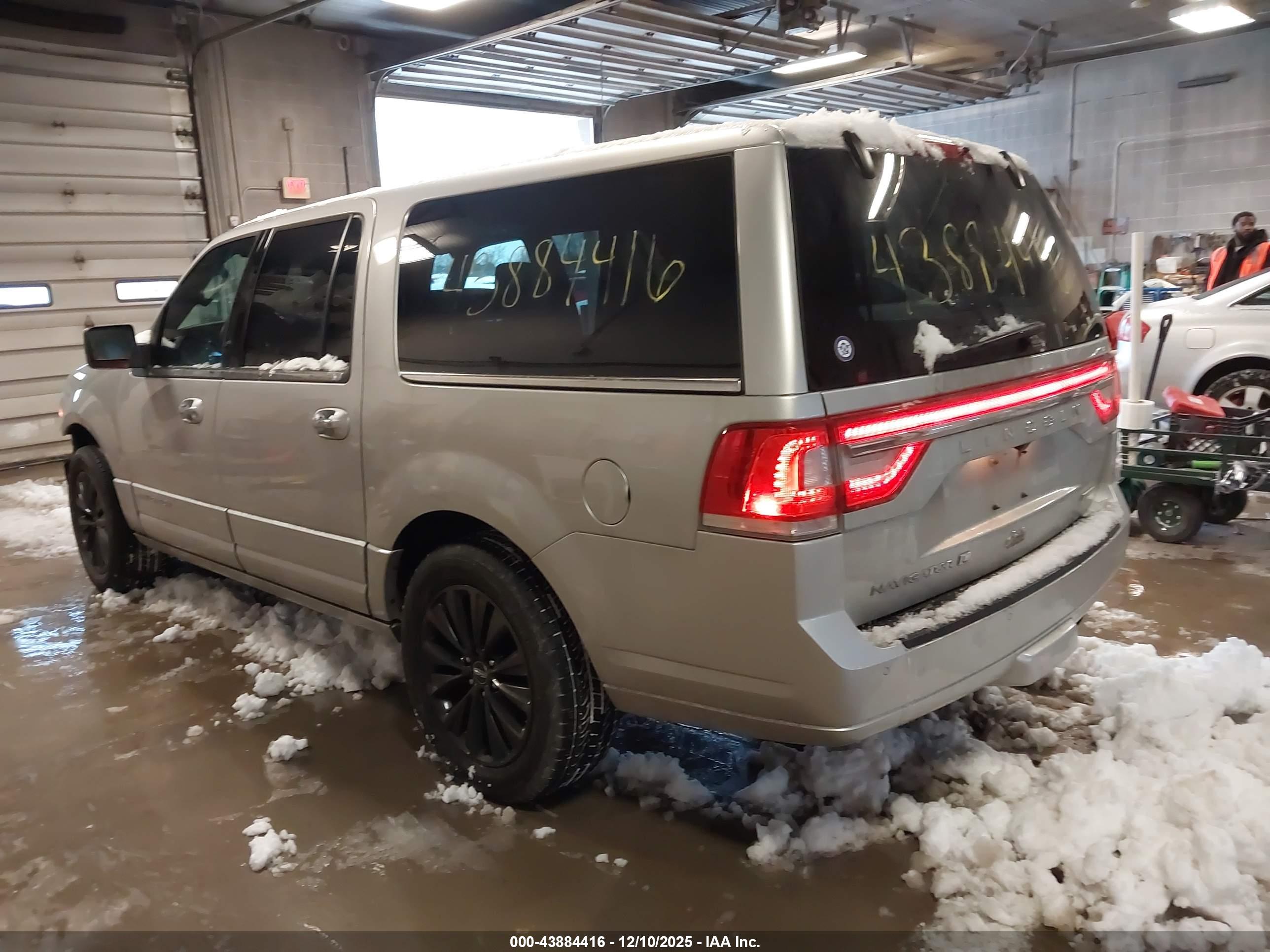 LINCOLN NAVIGATOR image 3