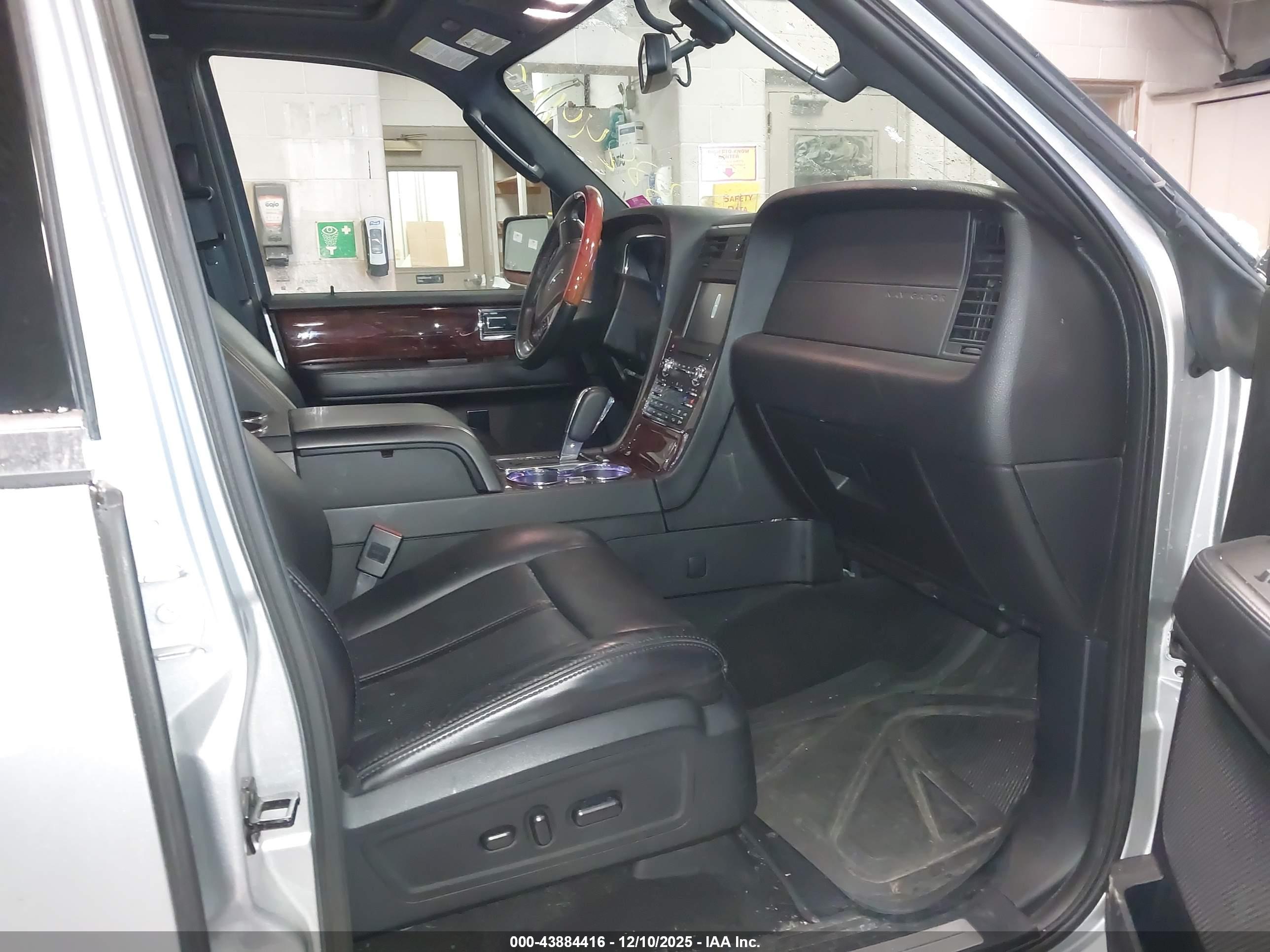 LINCOLN NAVIGATOR image 5