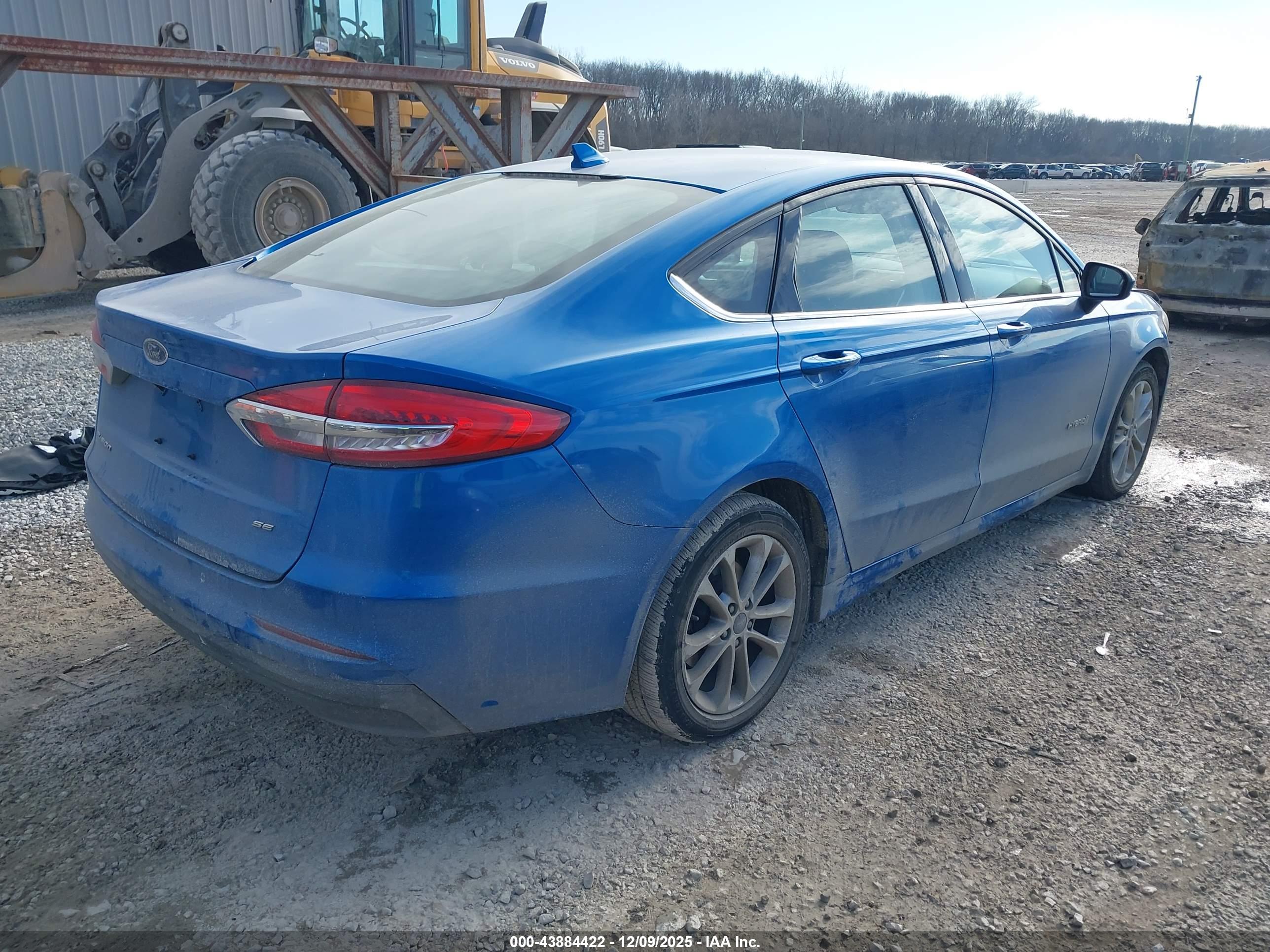 FORD FUSION image 4