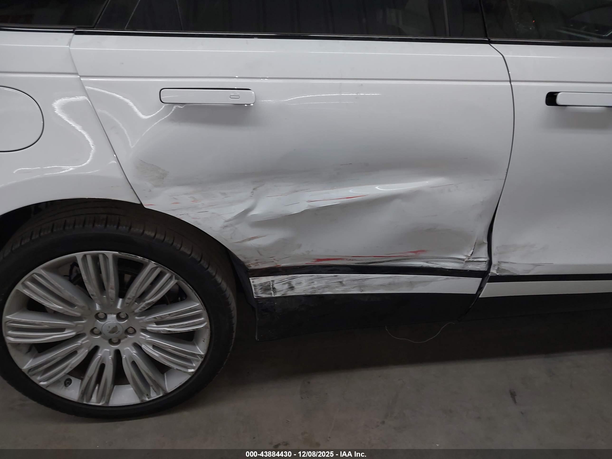 LAND ROVER image 6