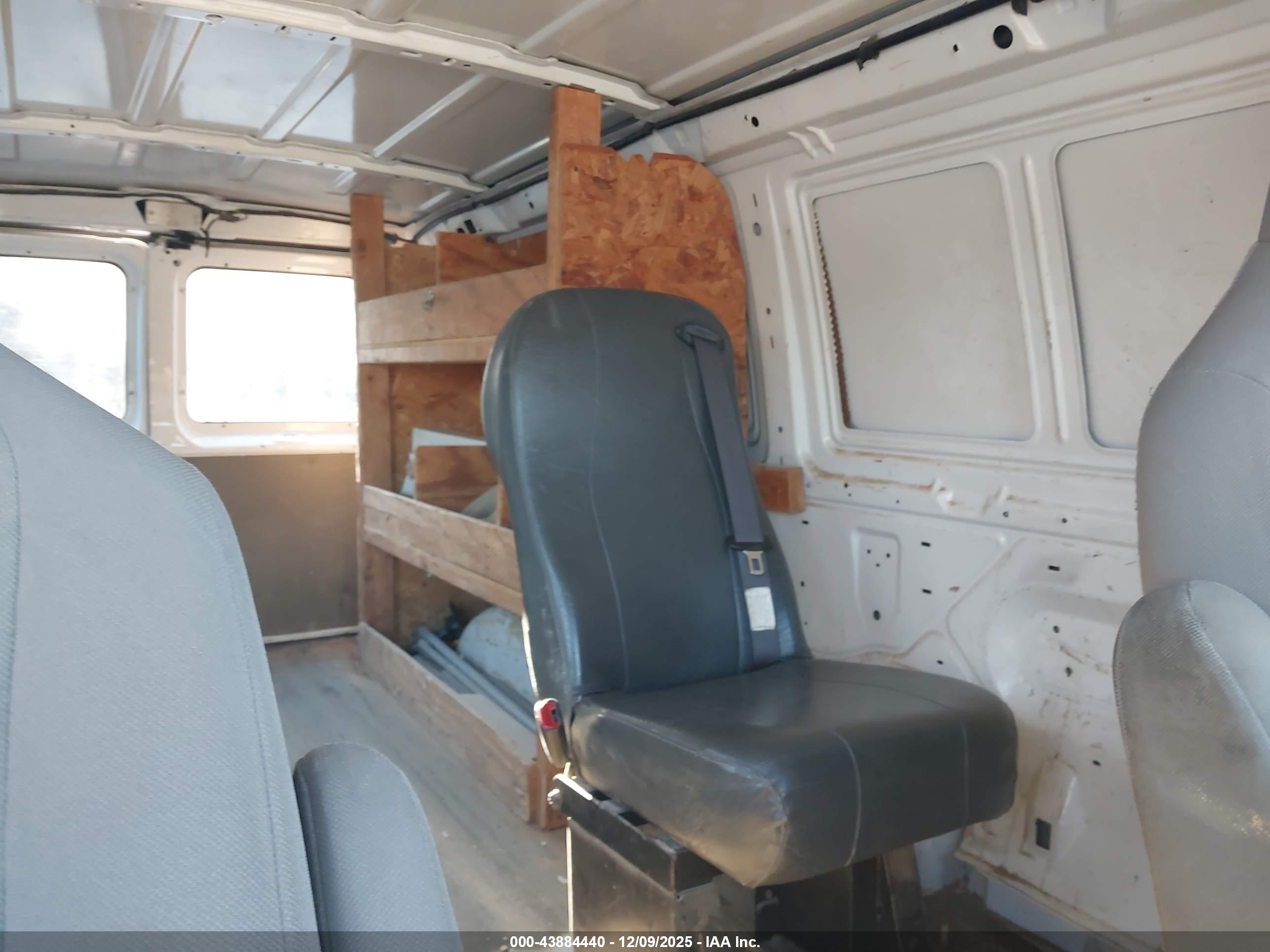 FORD E-250 image 8