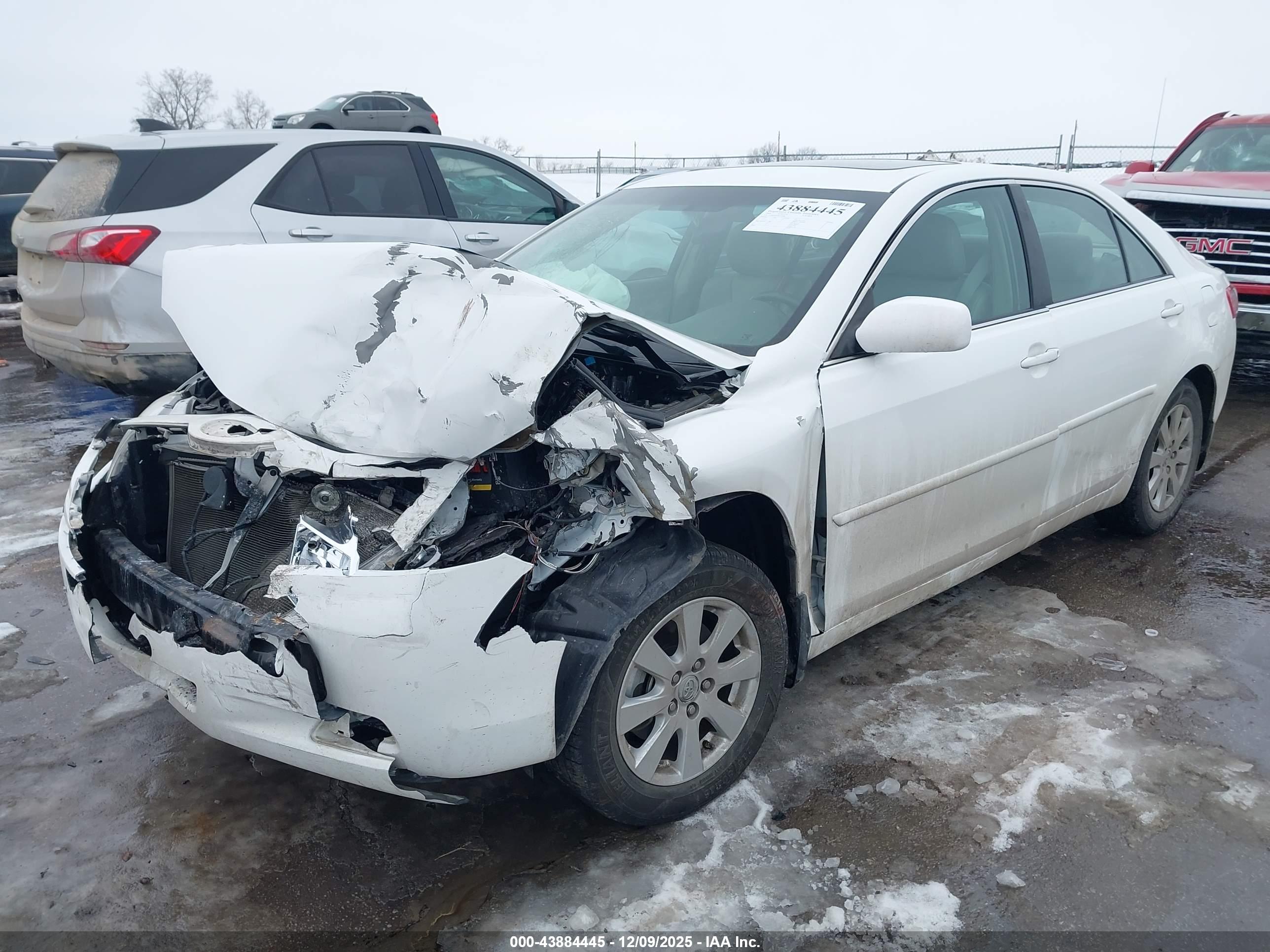 TOYOTA CAMRY image 2