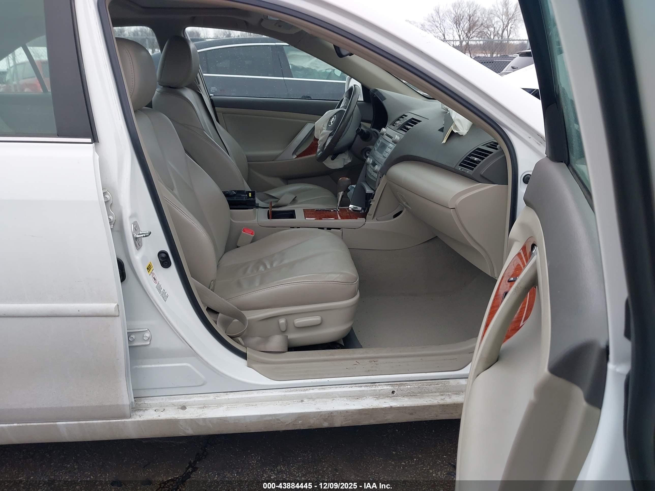 TOYOTA CAMRY image 5