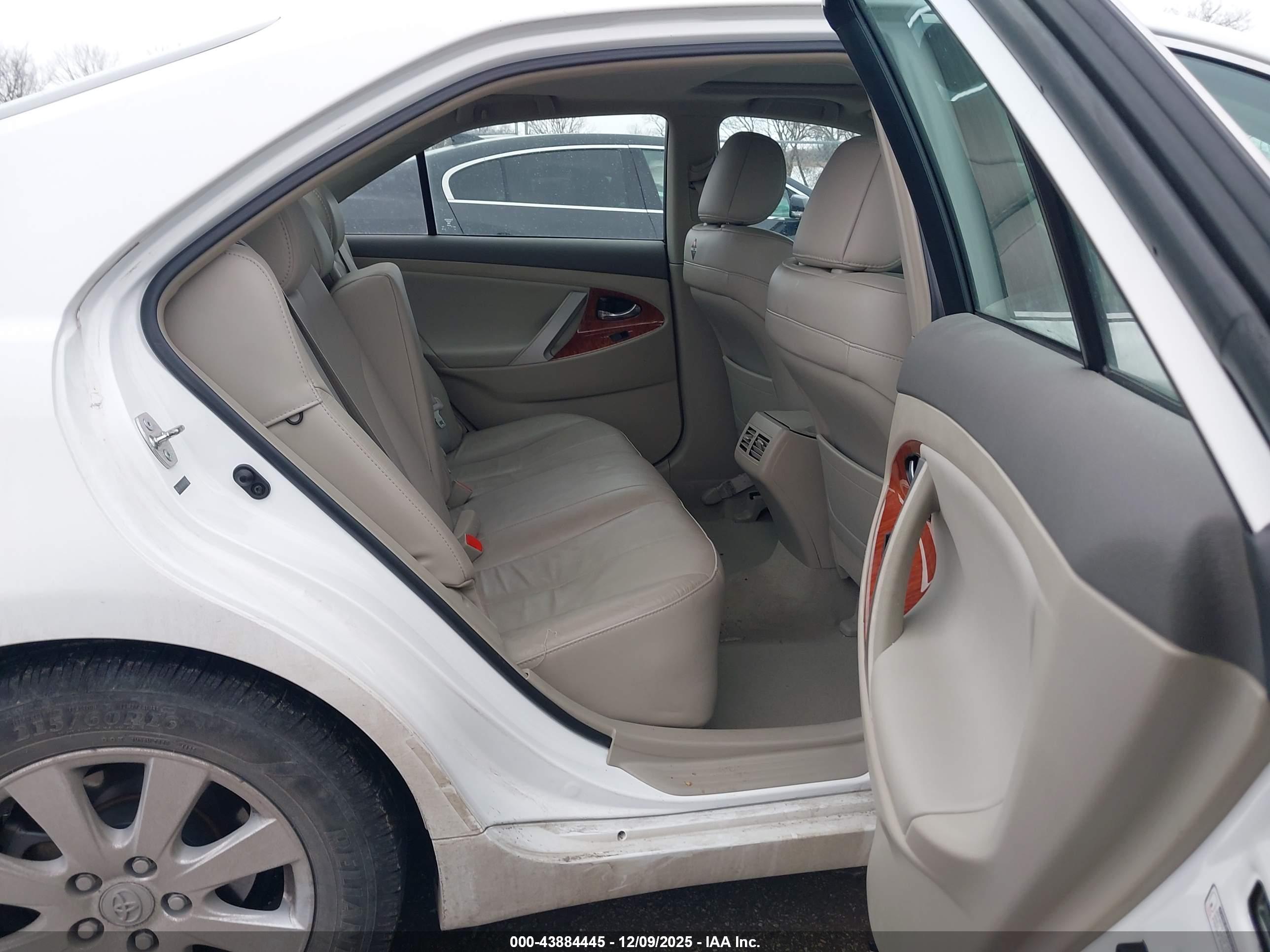 TOYOTA CAMRY image 8