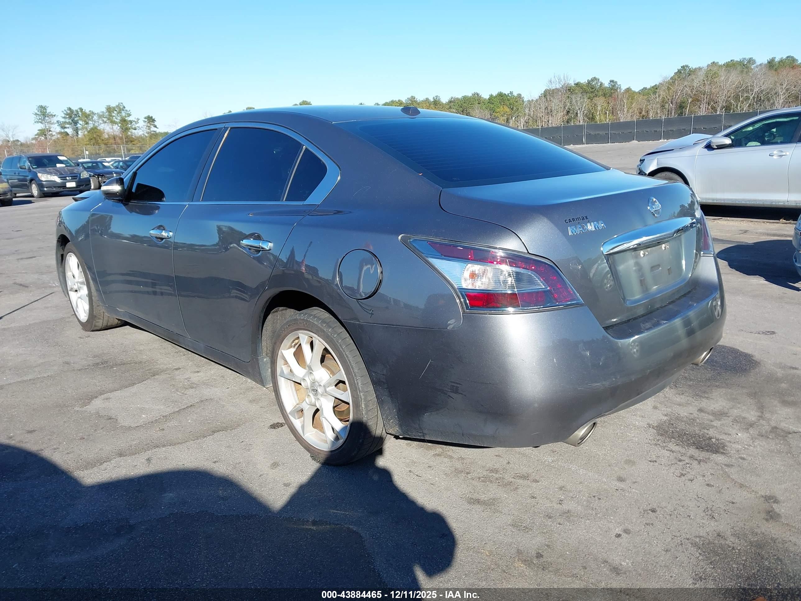 NISSAN MAXIMA image 3