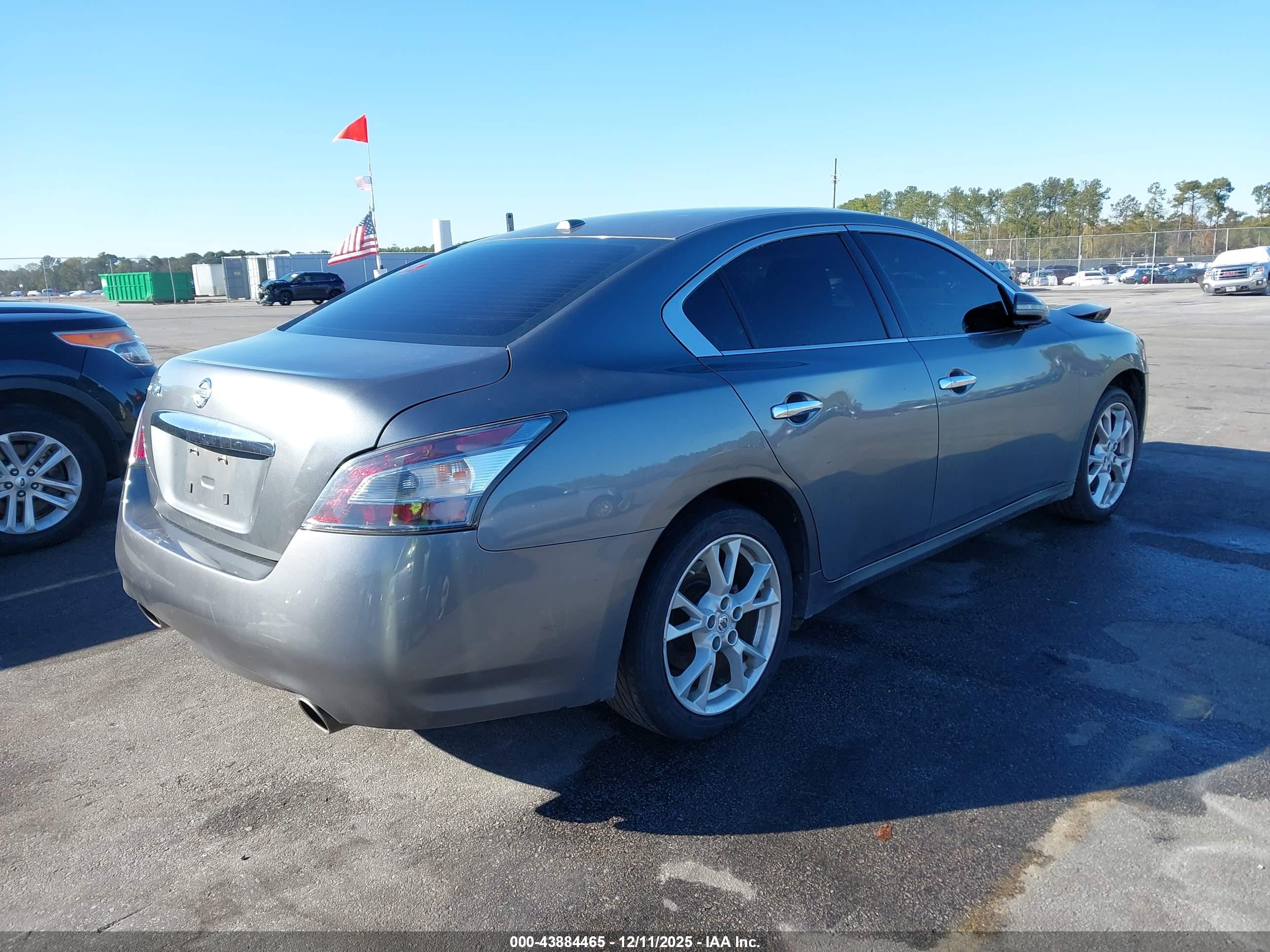 NISSAN MAXIMA image 4
