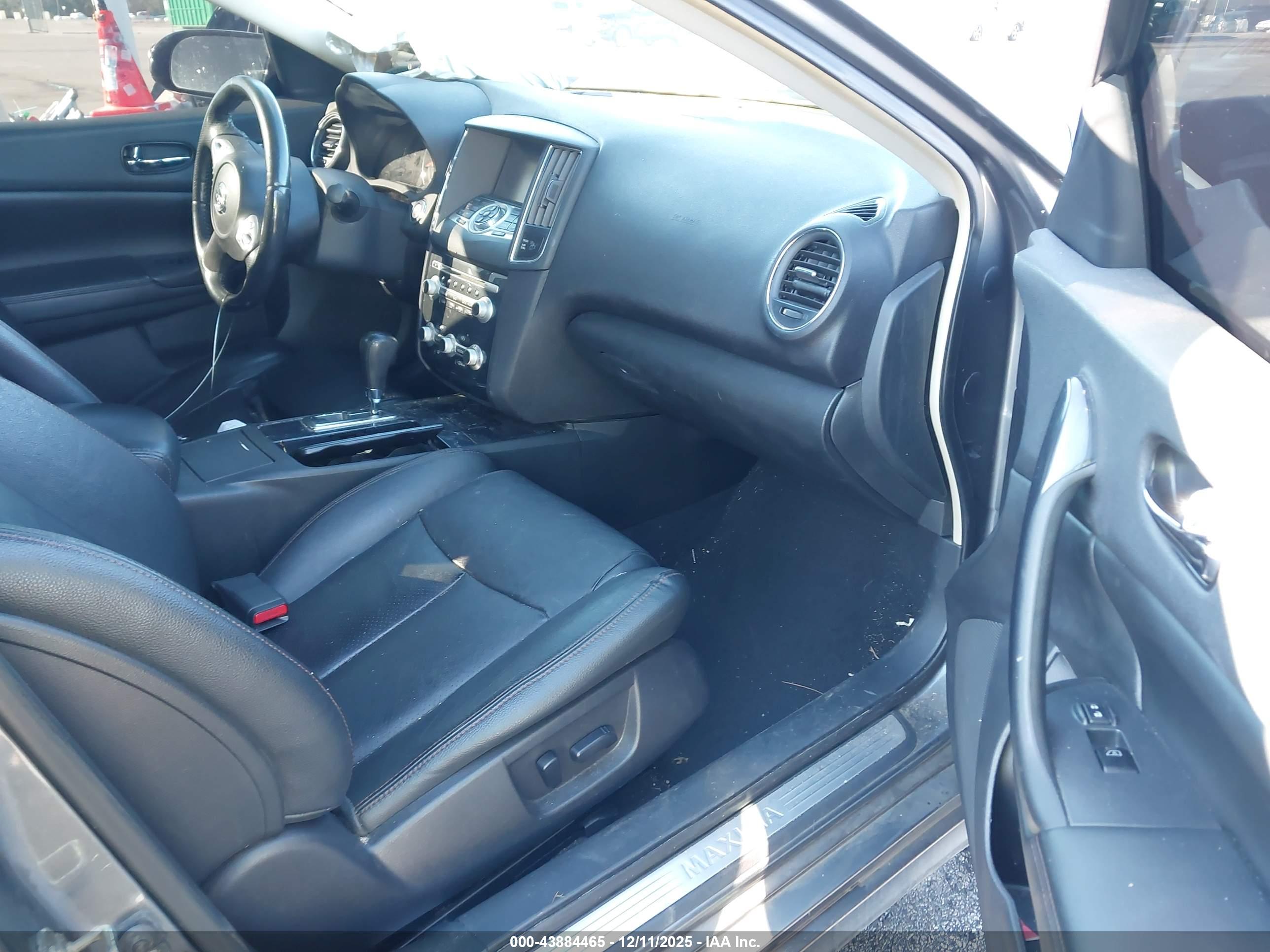 NISSAN MAXIMA image 5