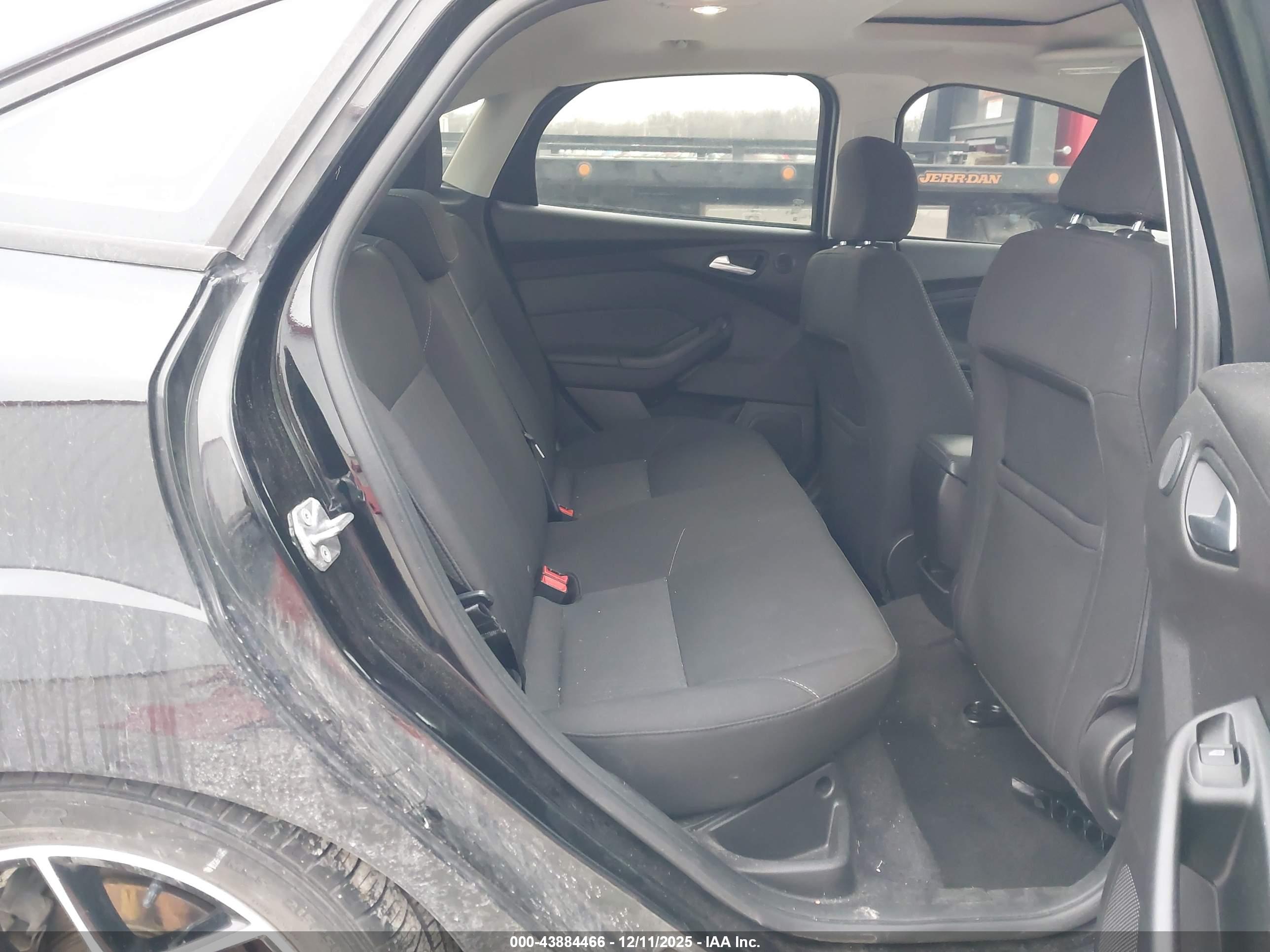 FORD FOCUS image 8