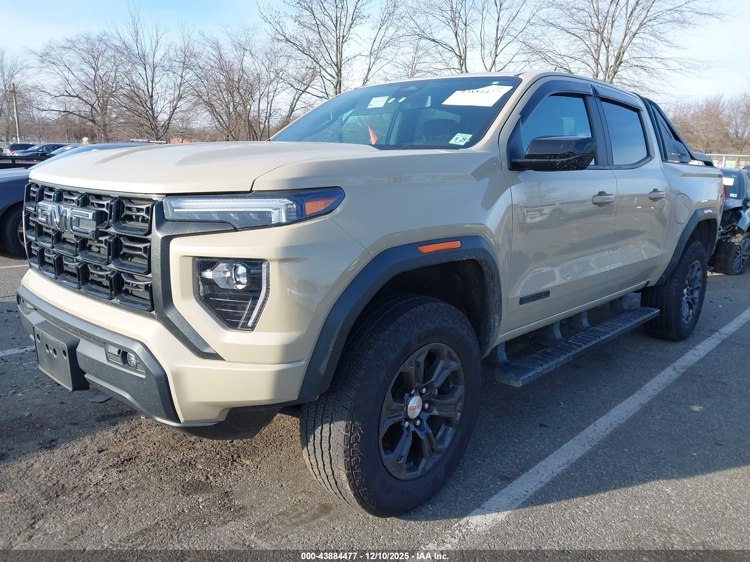 GMC CANYON image 2