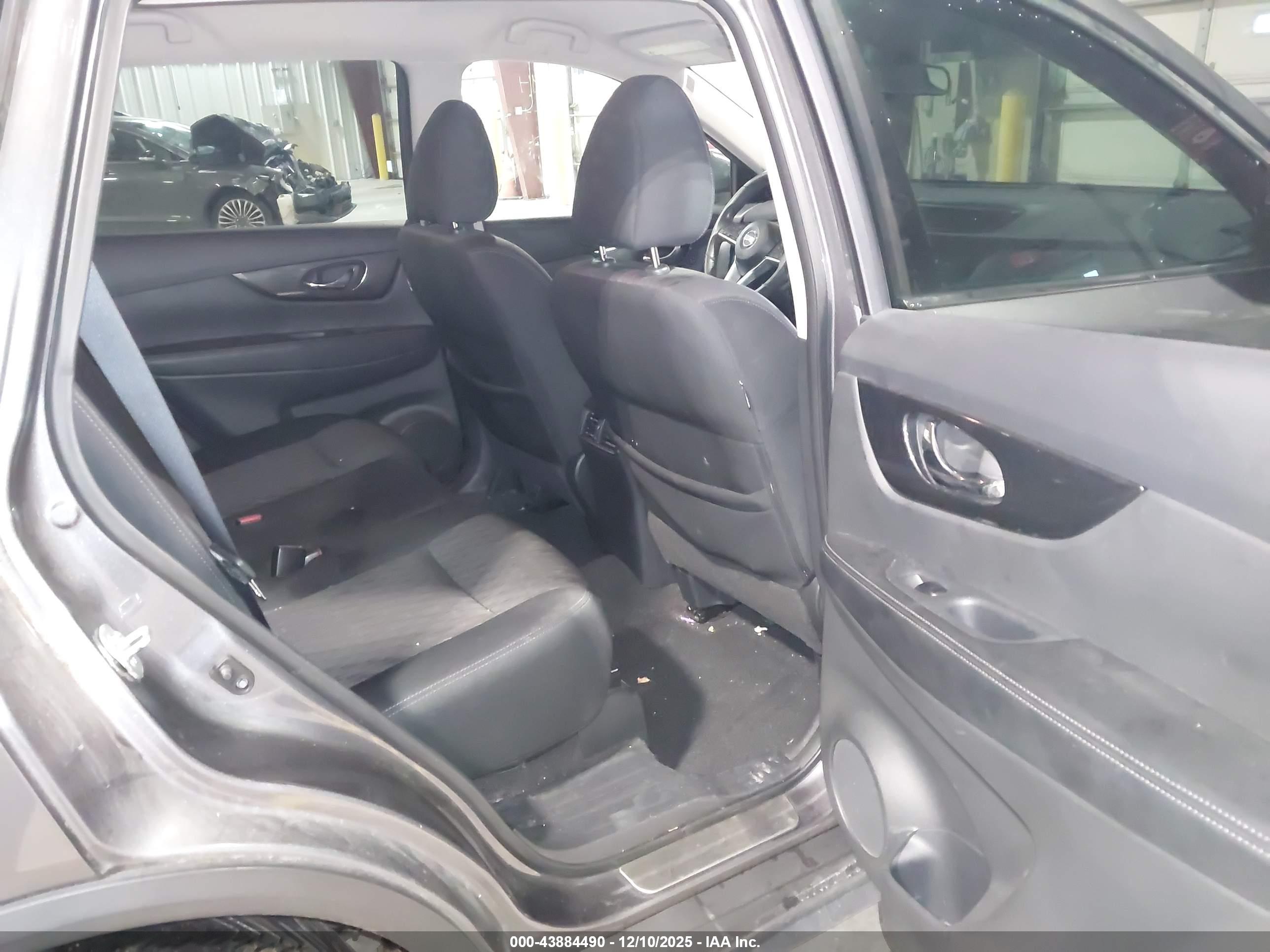 NISSAN ROGUE image 8