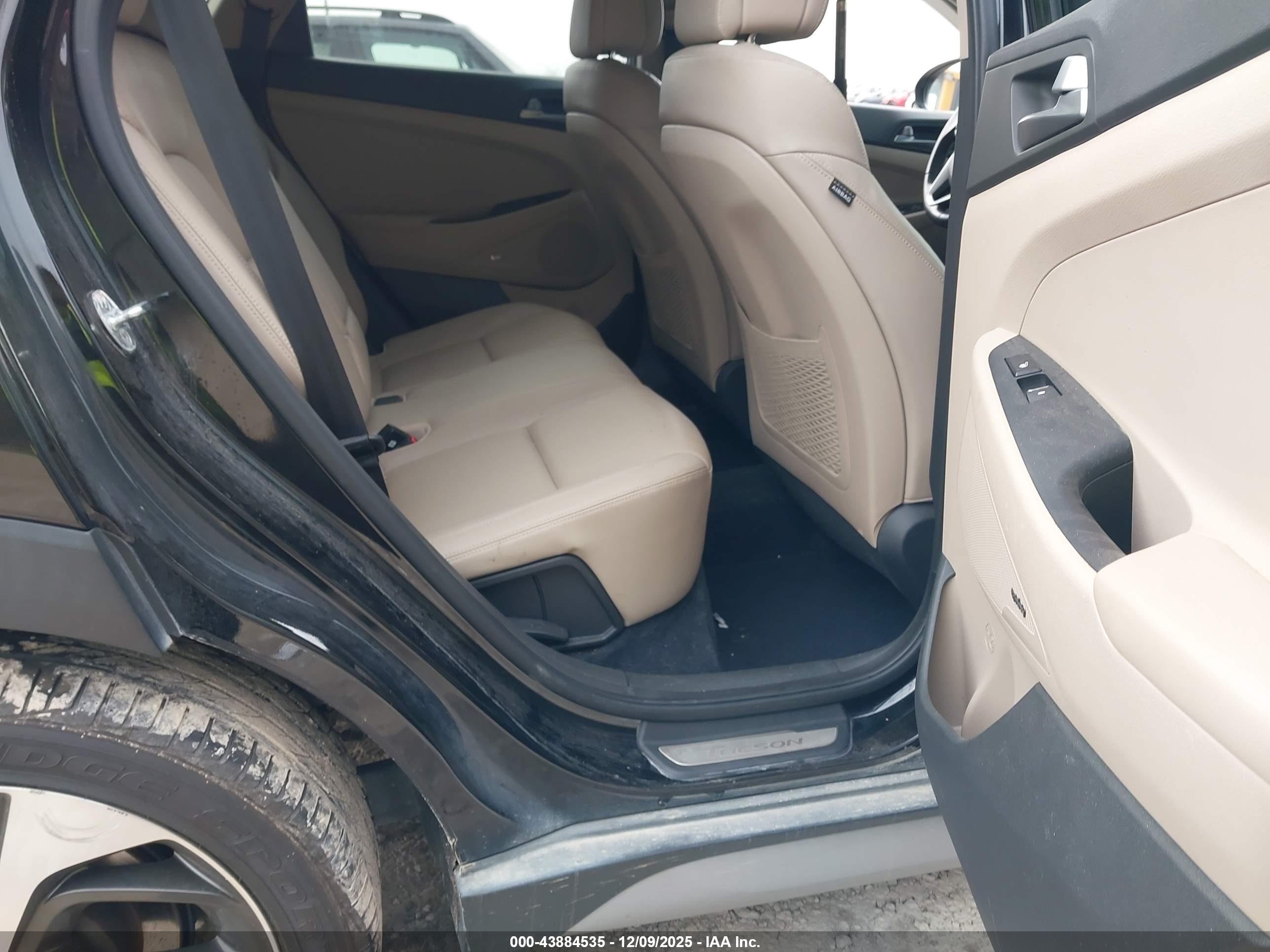 HYUNDAI TUCSON image 8