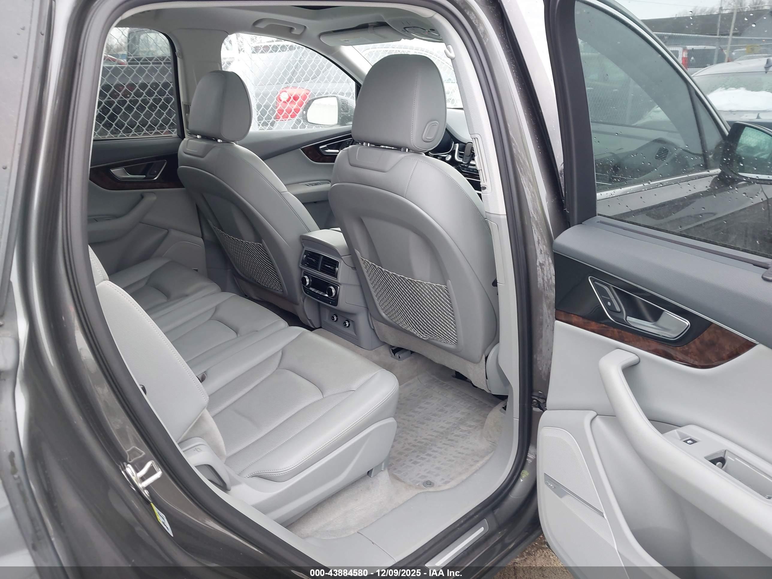 AUDI Q7 image 8
