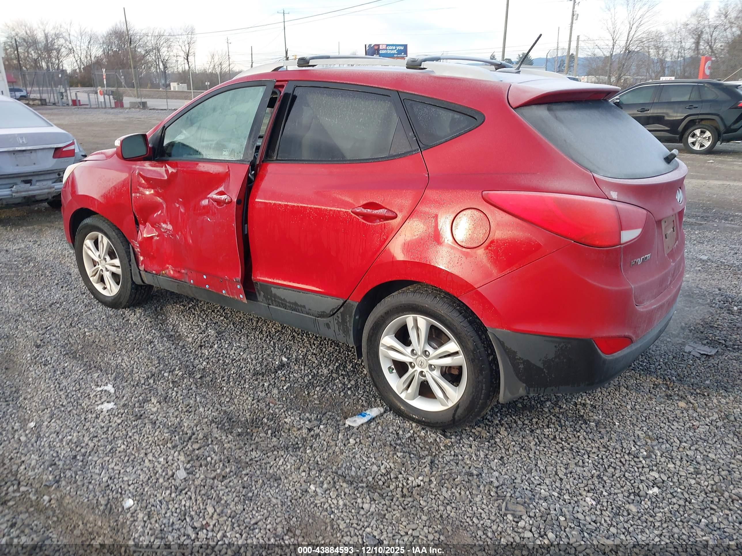 HYUNDAI TUCSON image 3