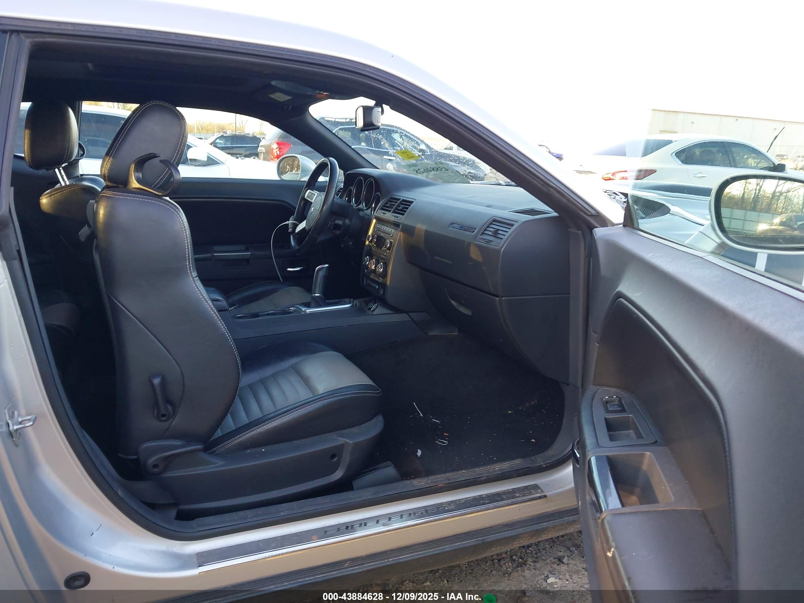 DODGE CHALLENGER image 5