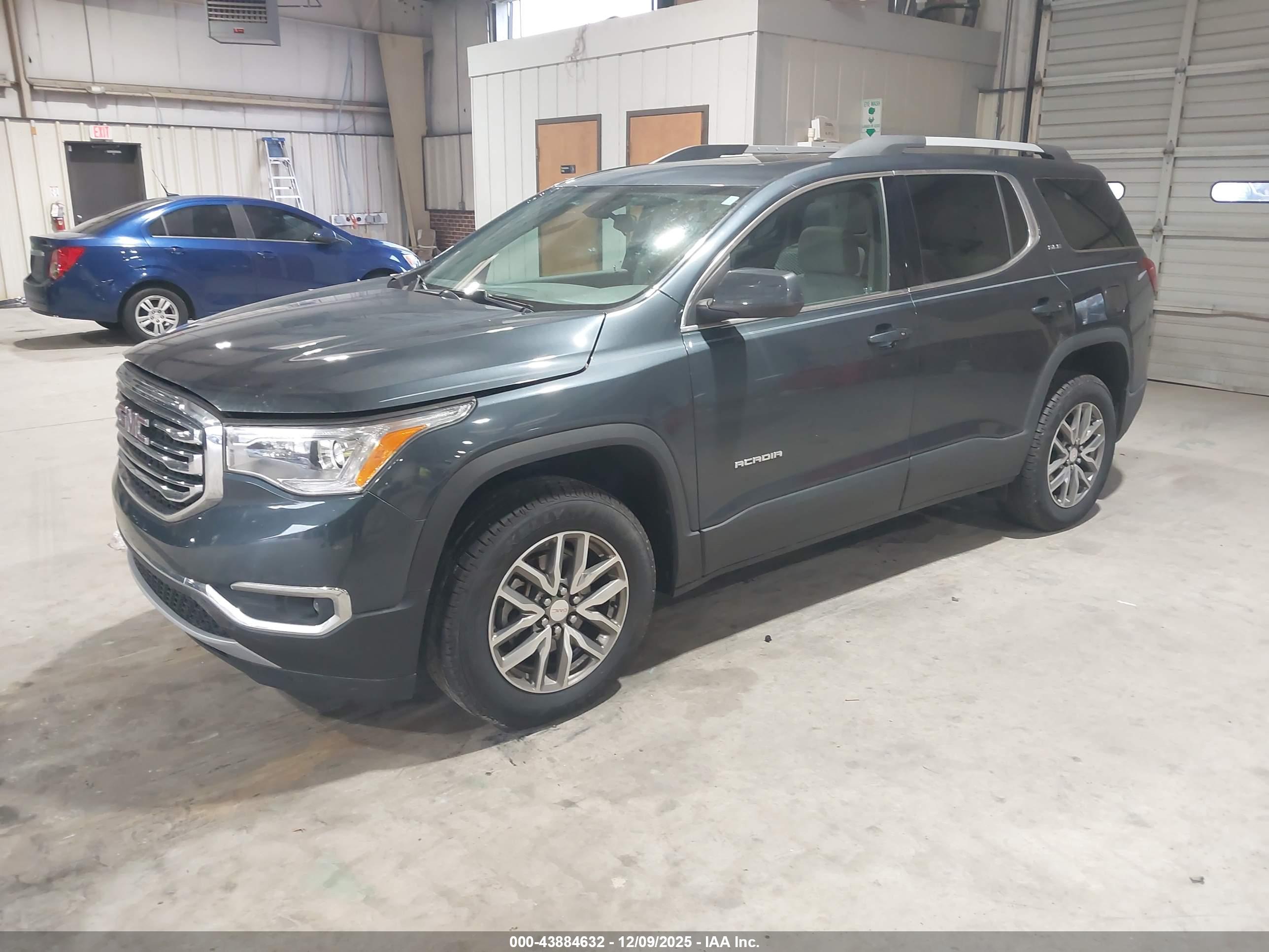 GMC ACADIA image 2