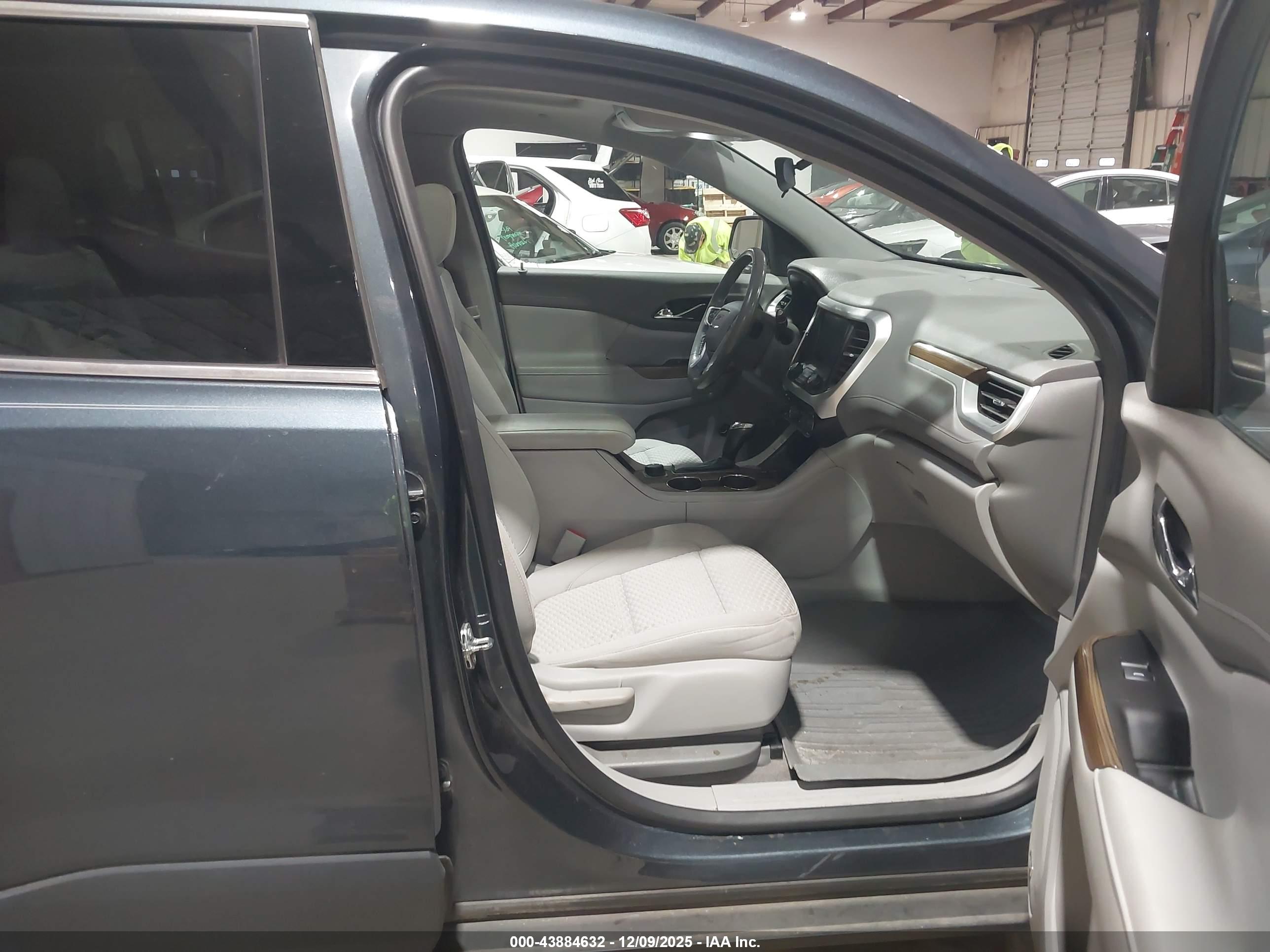 GMC ACADIA image 5