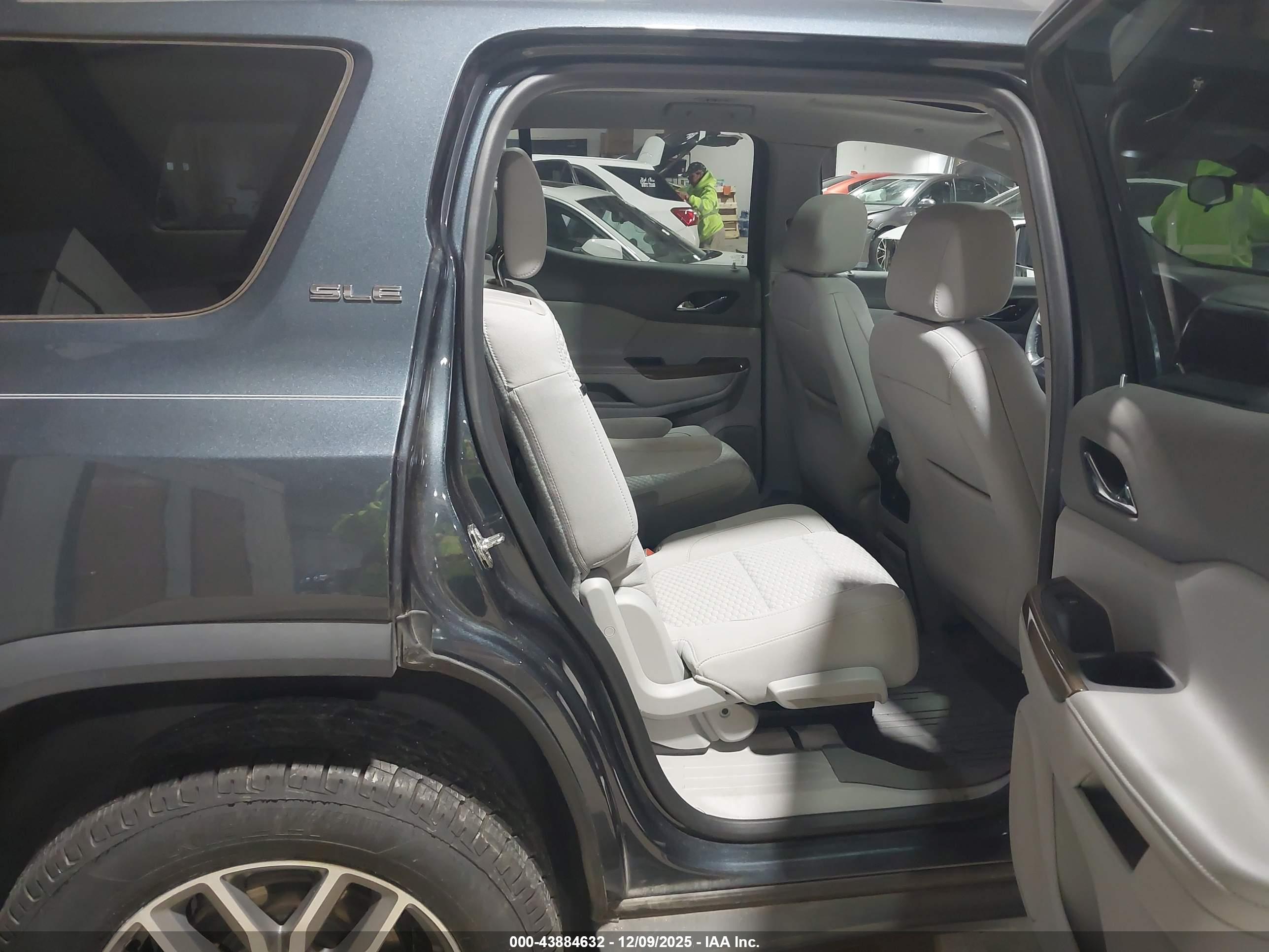 GMC ACADIA image 8