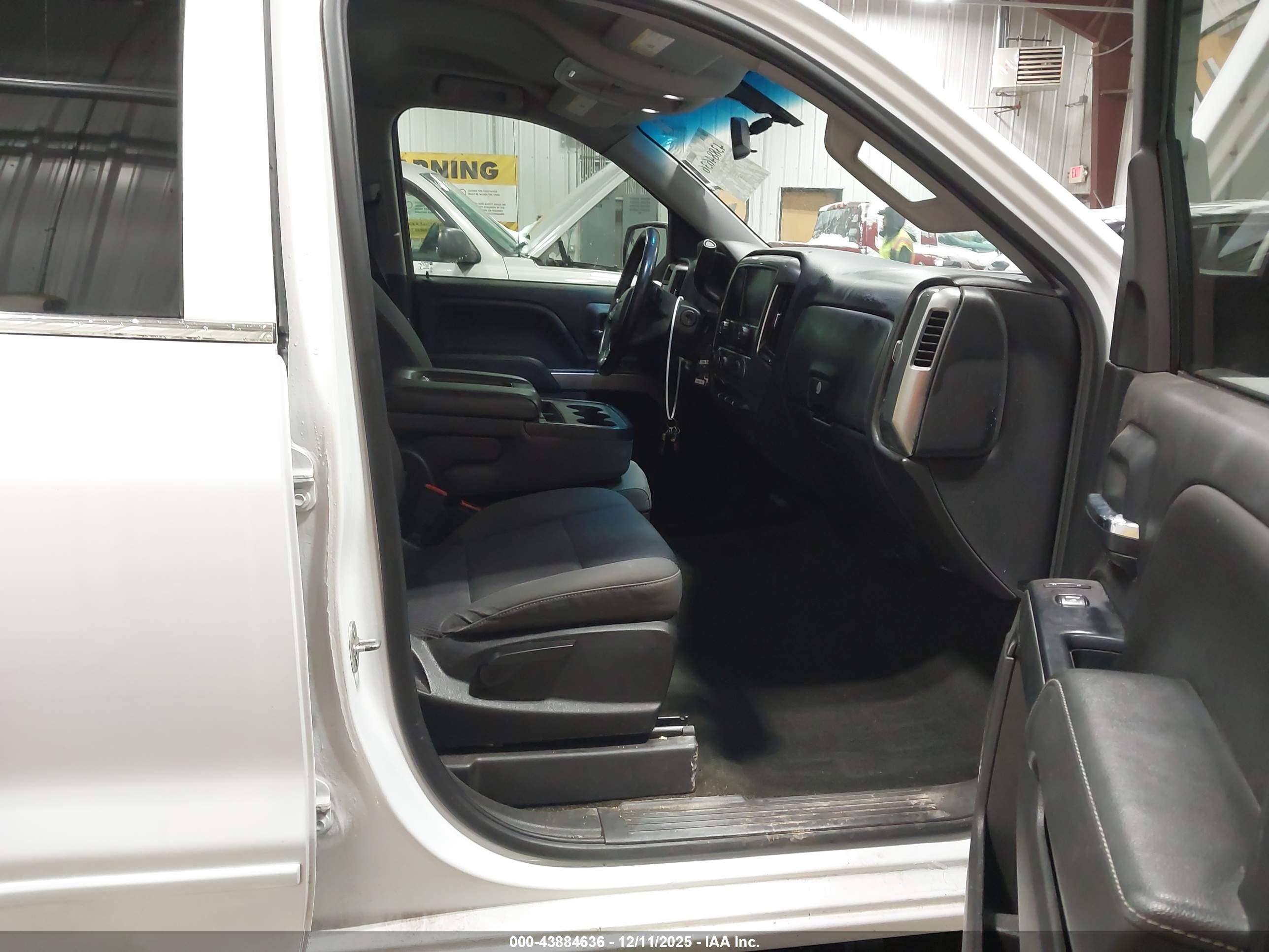CHEVROLET SILVERADO image 5
