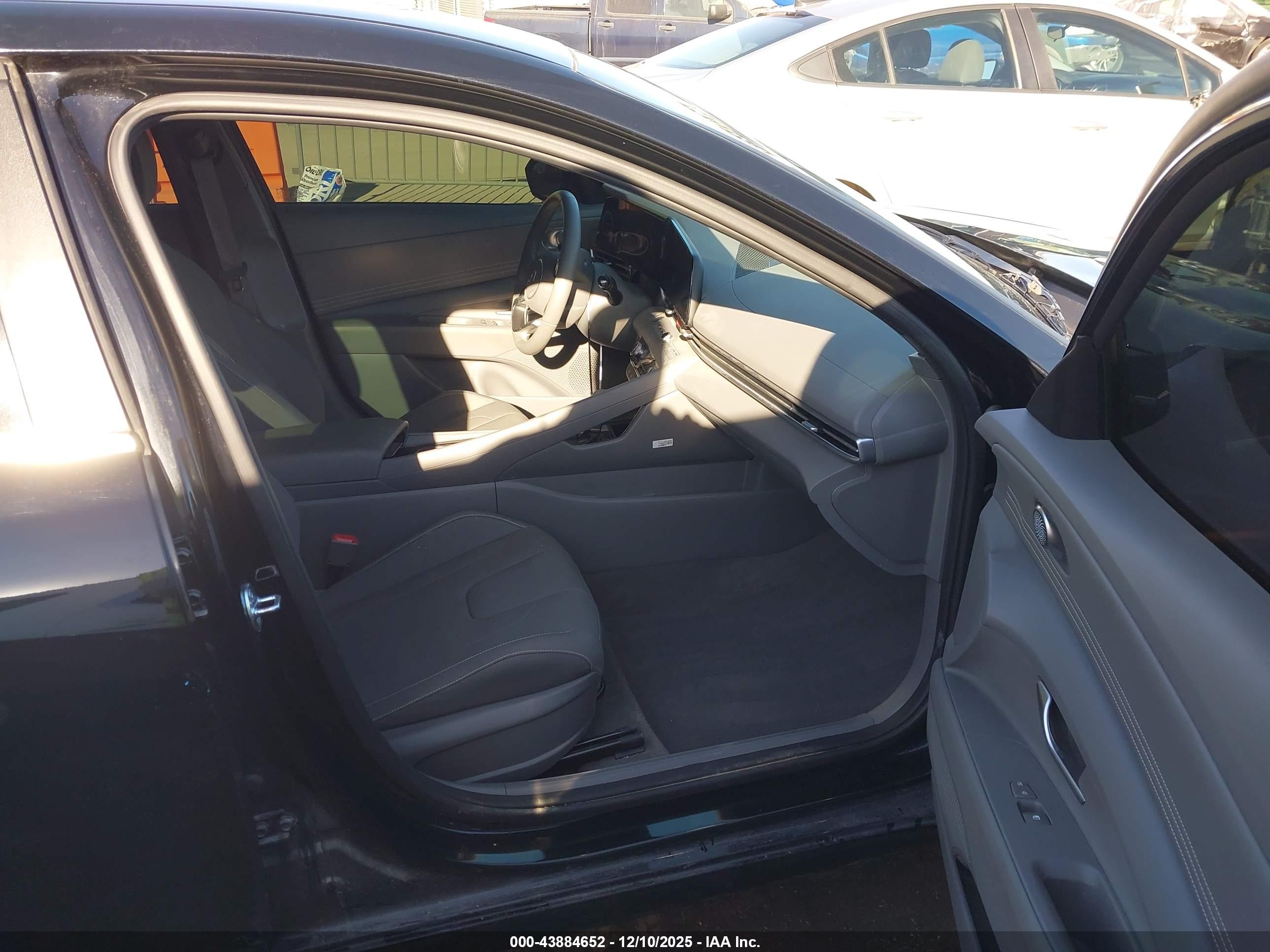HYUNDAI ELANTRA image 5