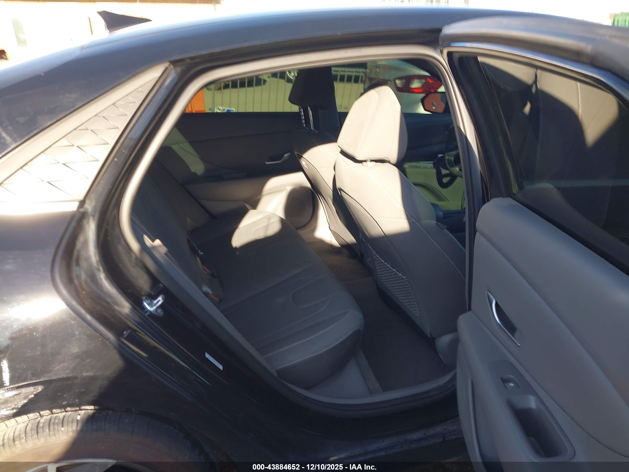 HYUNDAI ELANTRA image 8