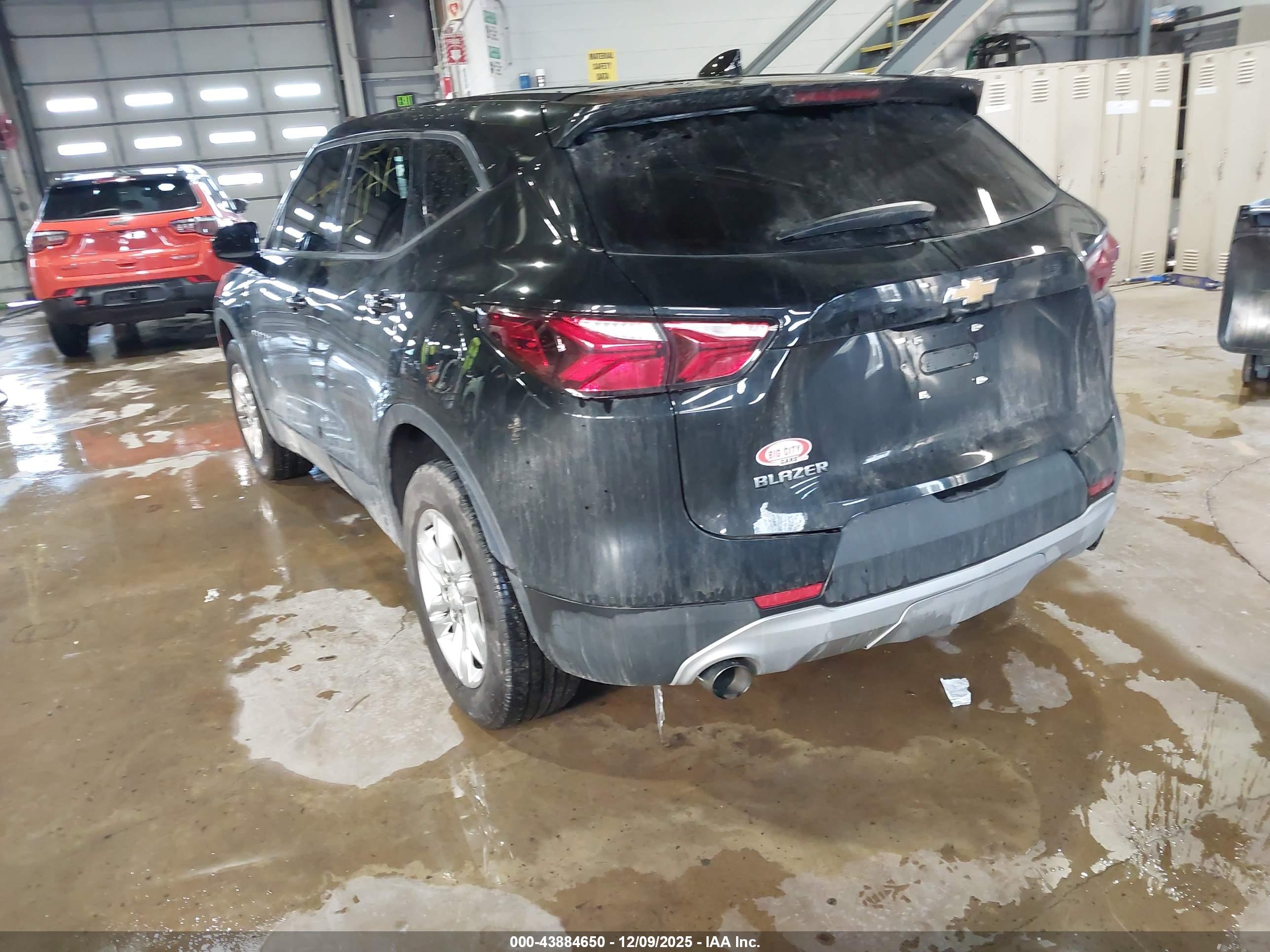 CHEVROLET BLAZER image 3