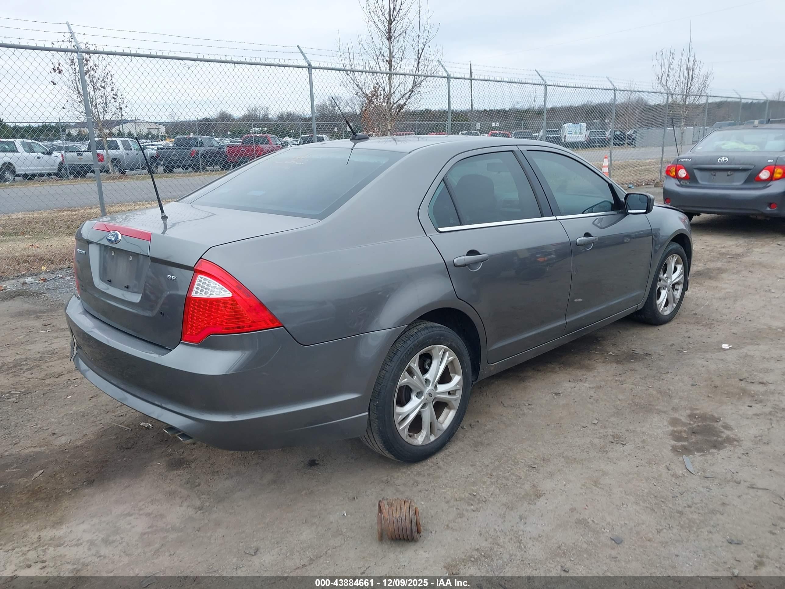 FORD FUSION image 4