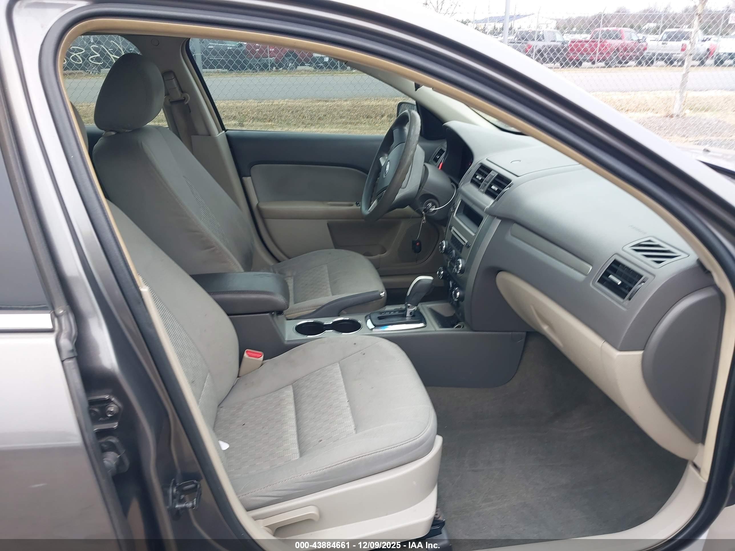 FORD FUSION image 5