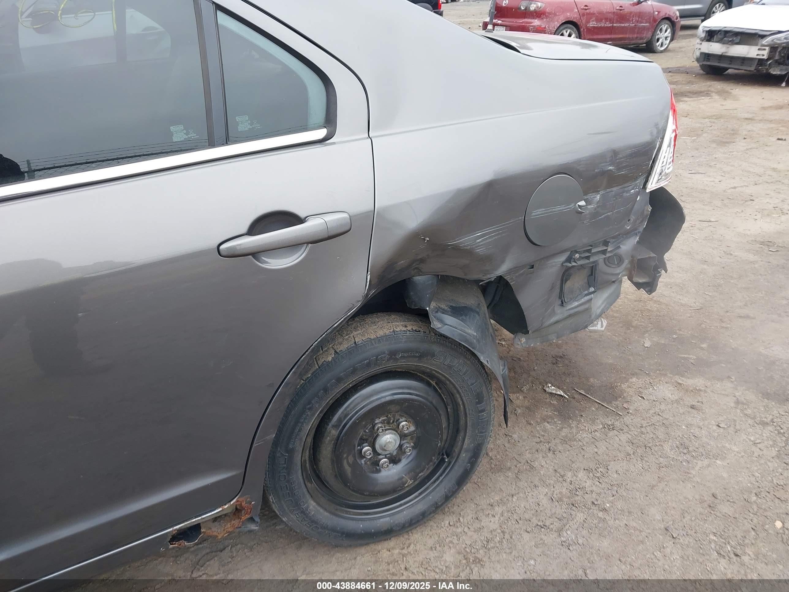 FORD FUSION image 6