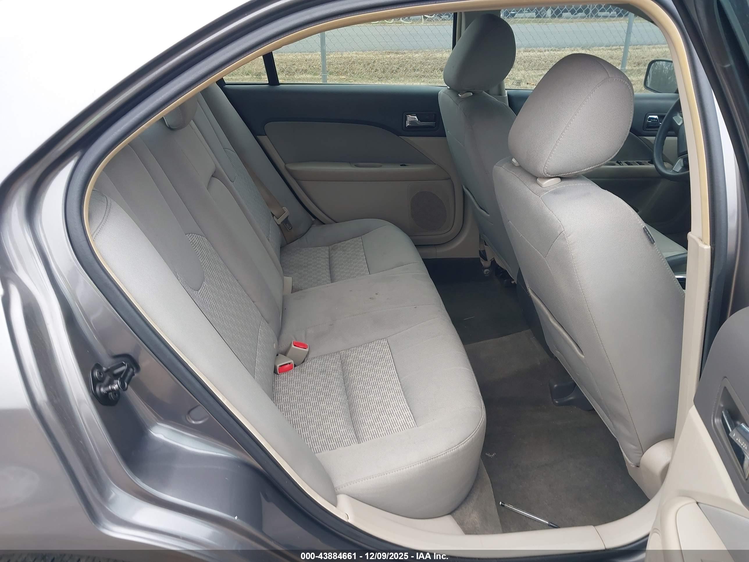 FORD FUSION image 8