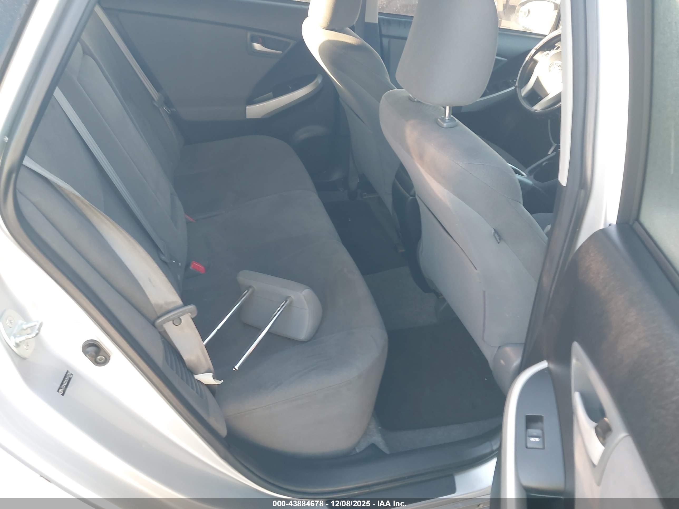 TOYOTA PRIUS image 8