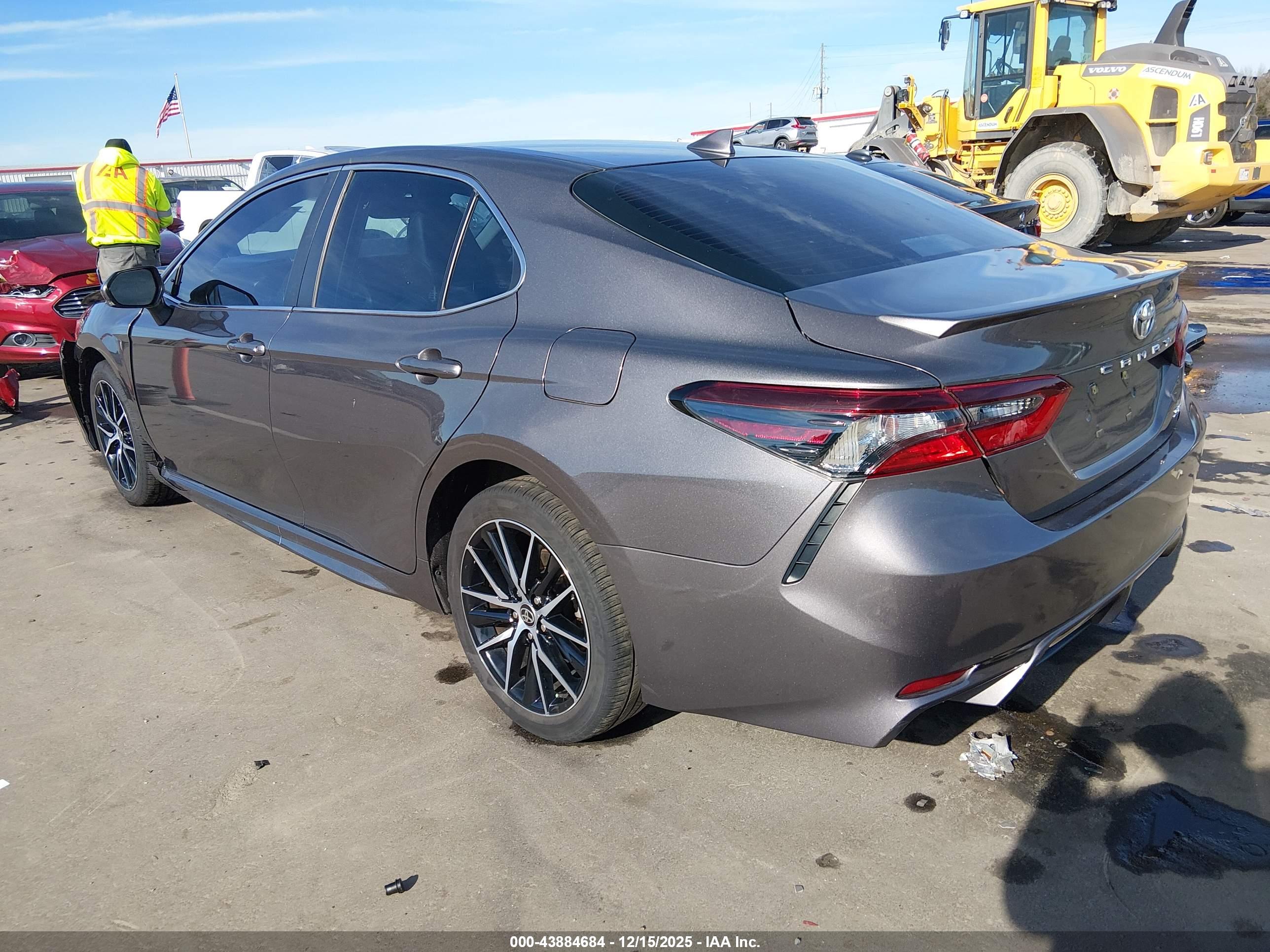 TOYOTA CAMRY image 3