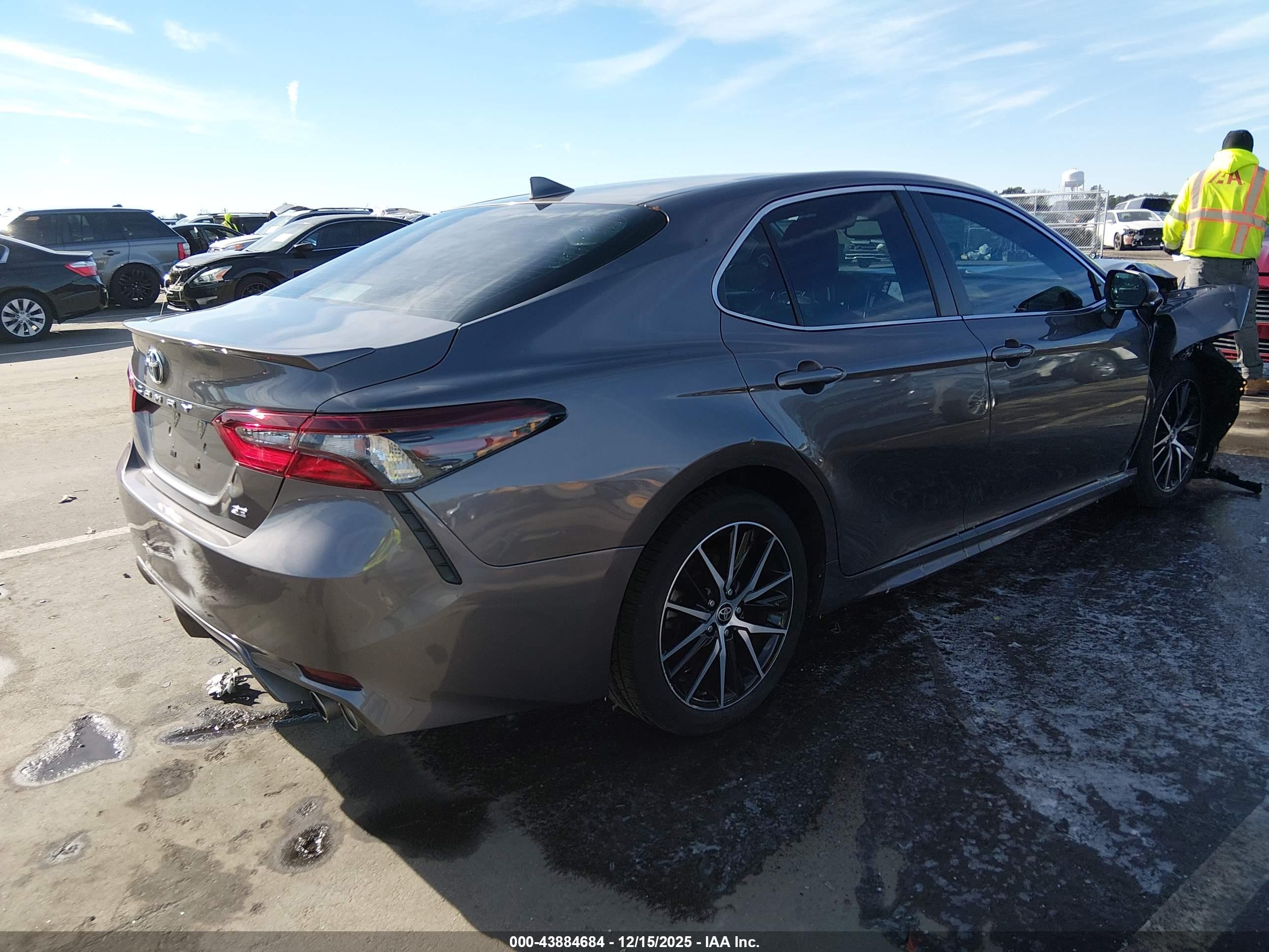 TOYOTA CAMRY image 4