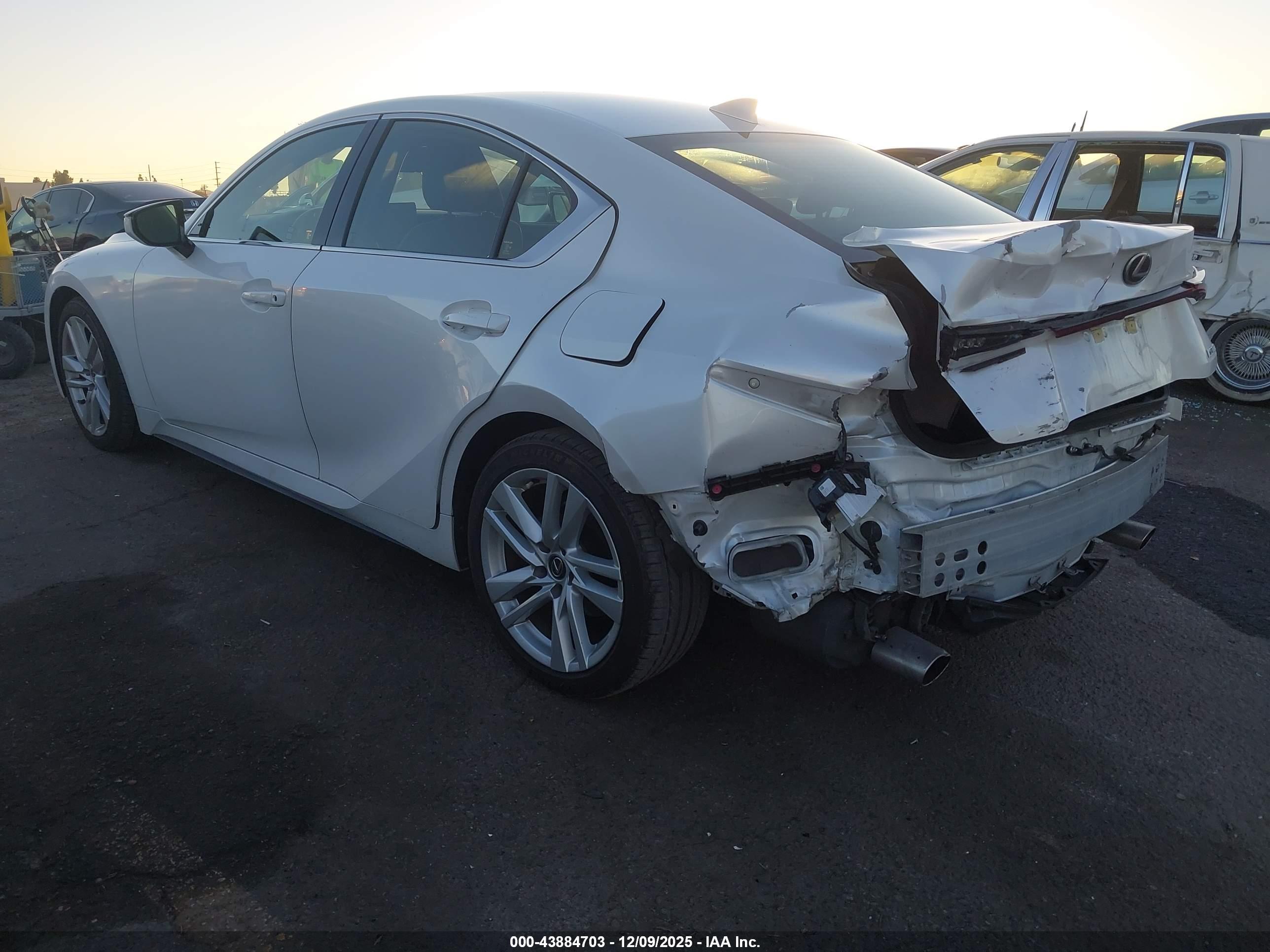 LEXUS IS image 3