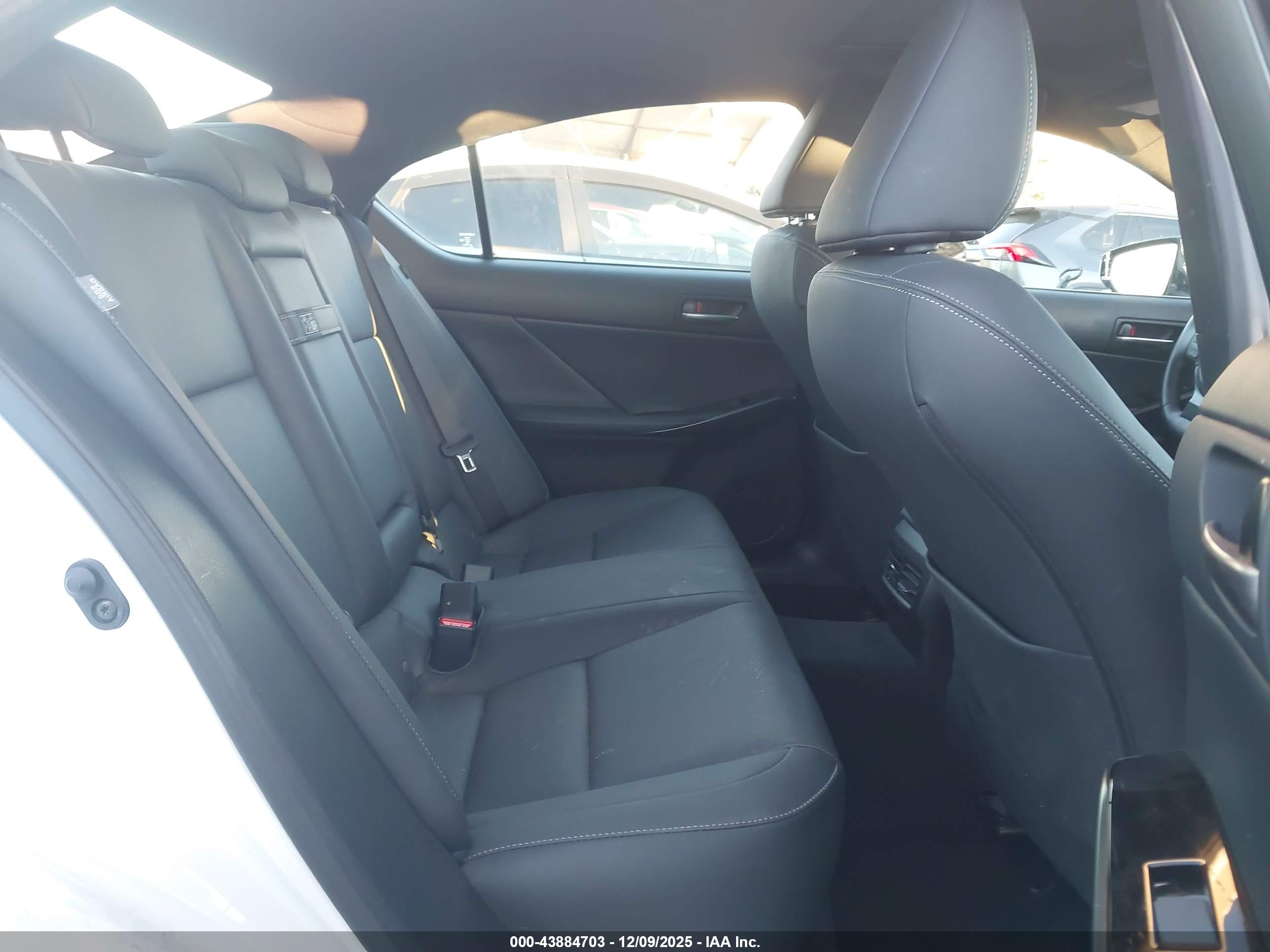 LEXUS IS image 8