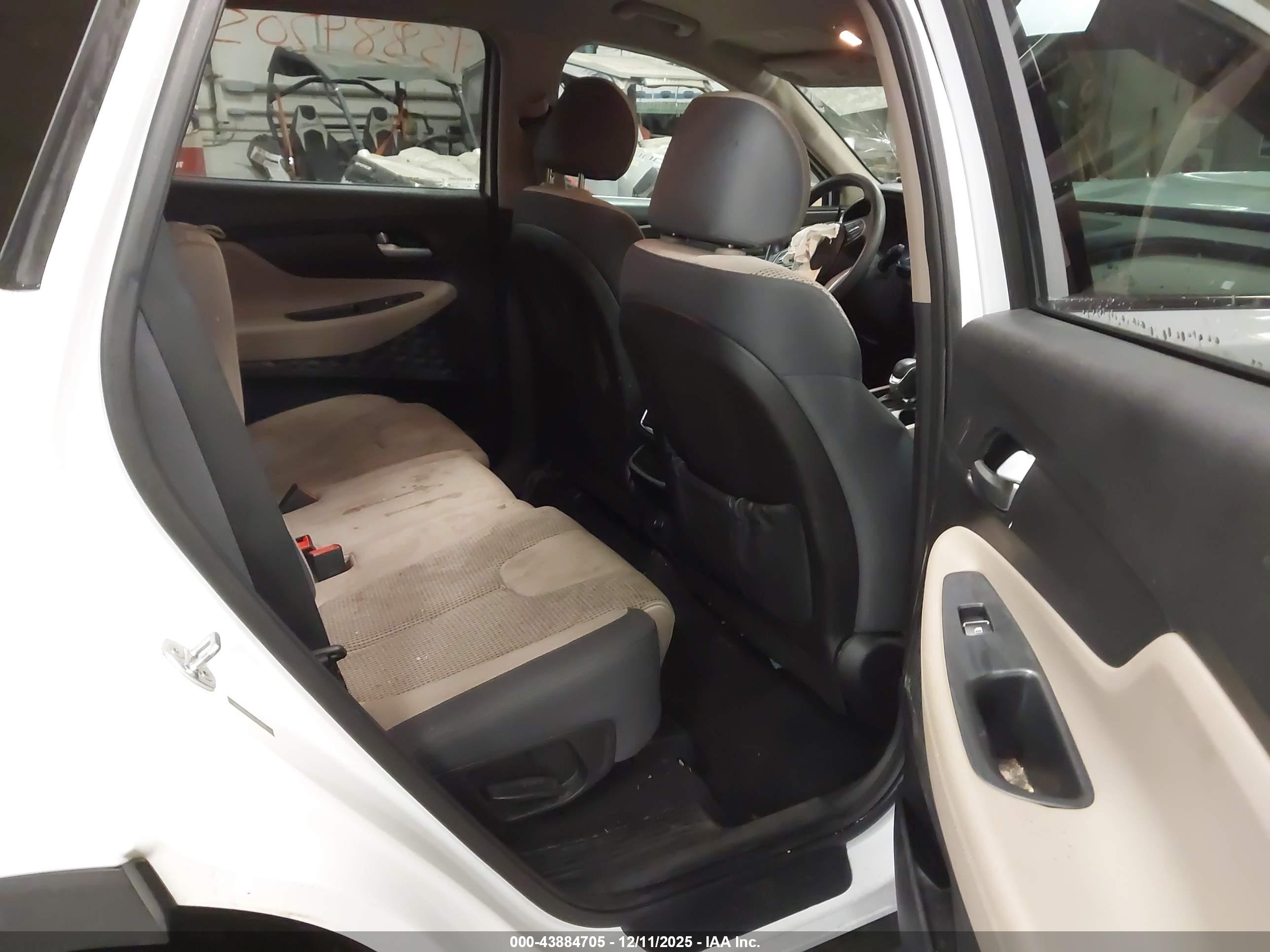 HYUNDAI SANTA image 8