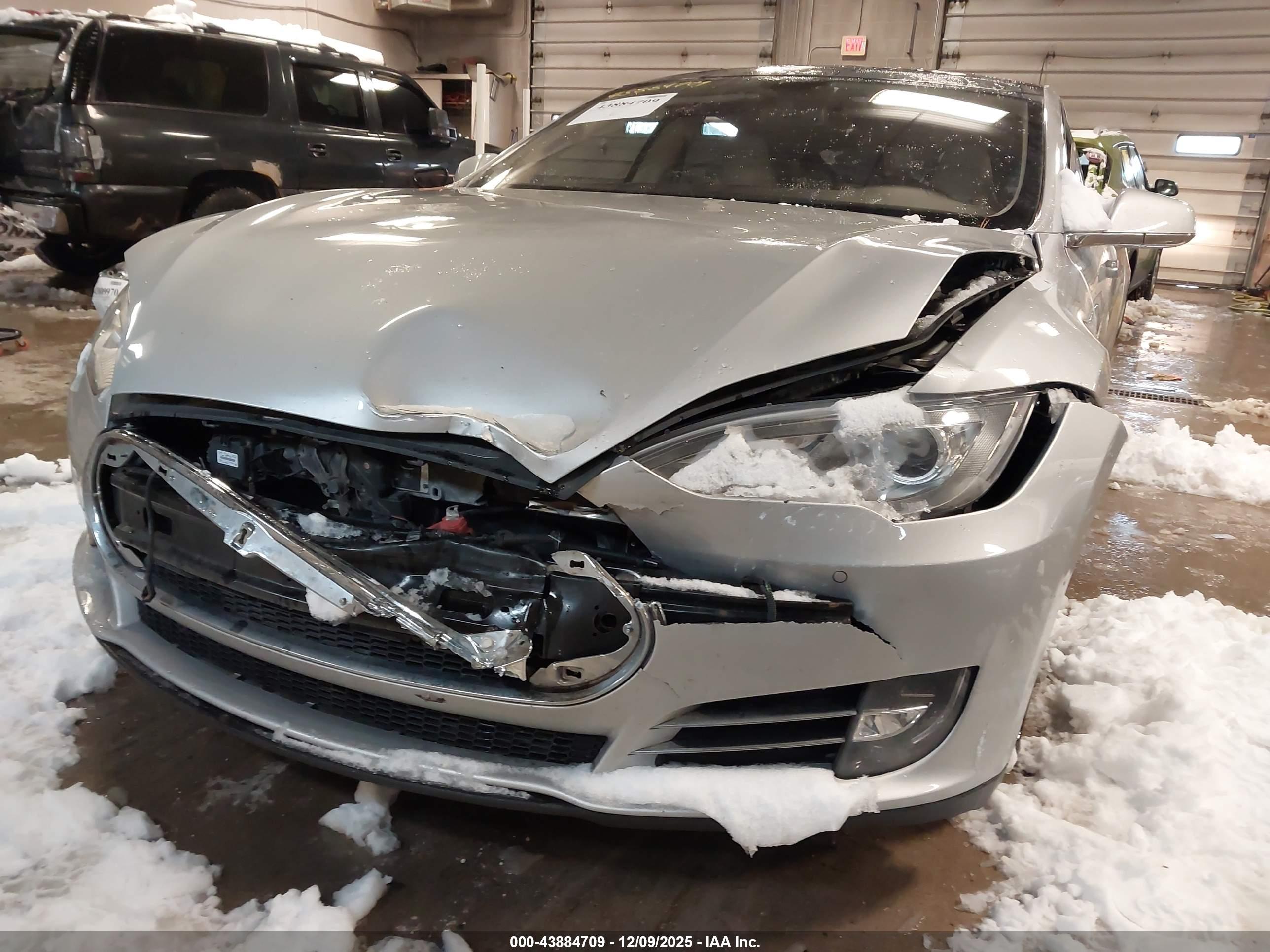 TESLA MODEL image 6