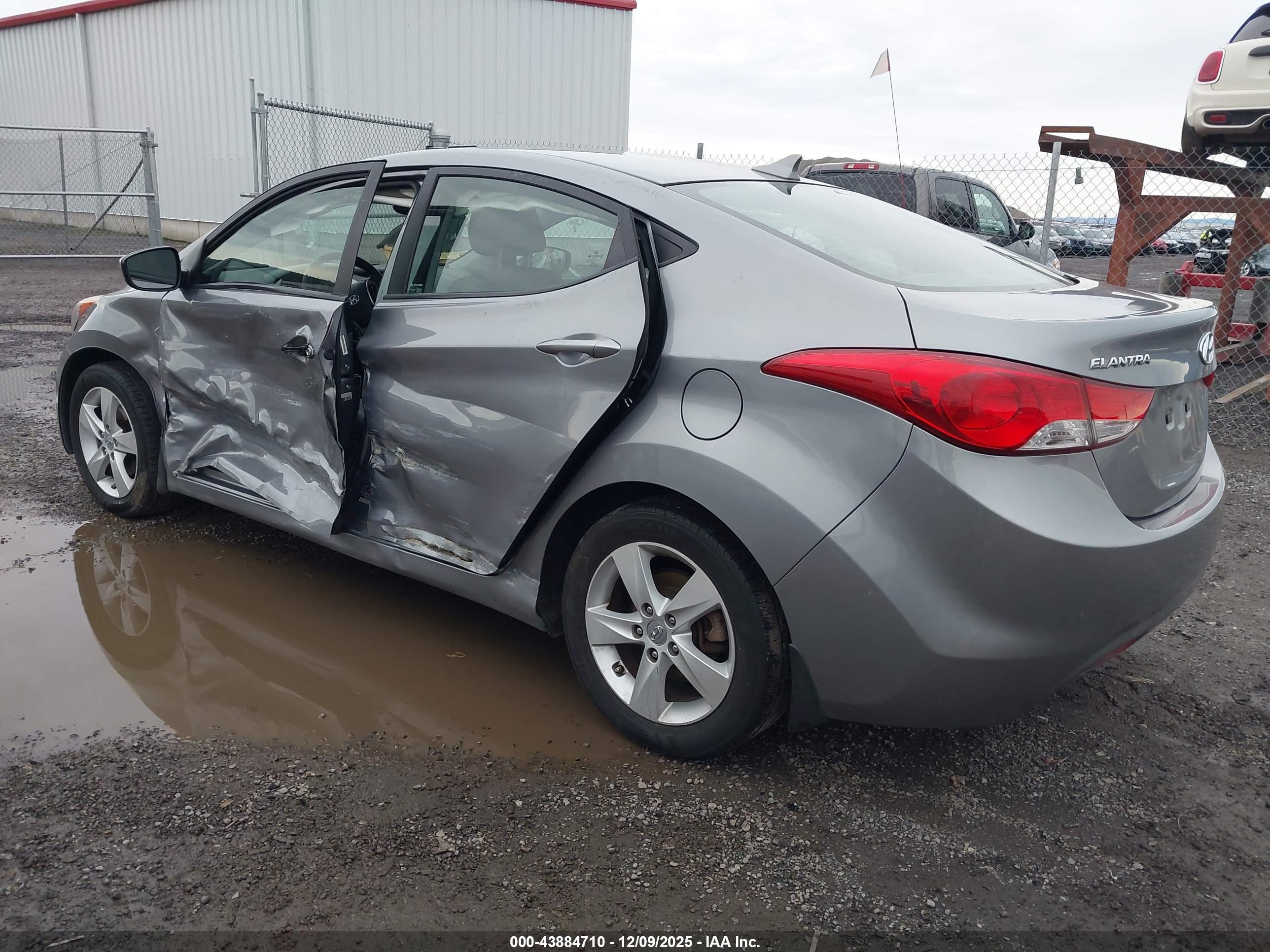 HYUNDAI ELANTRA image 3