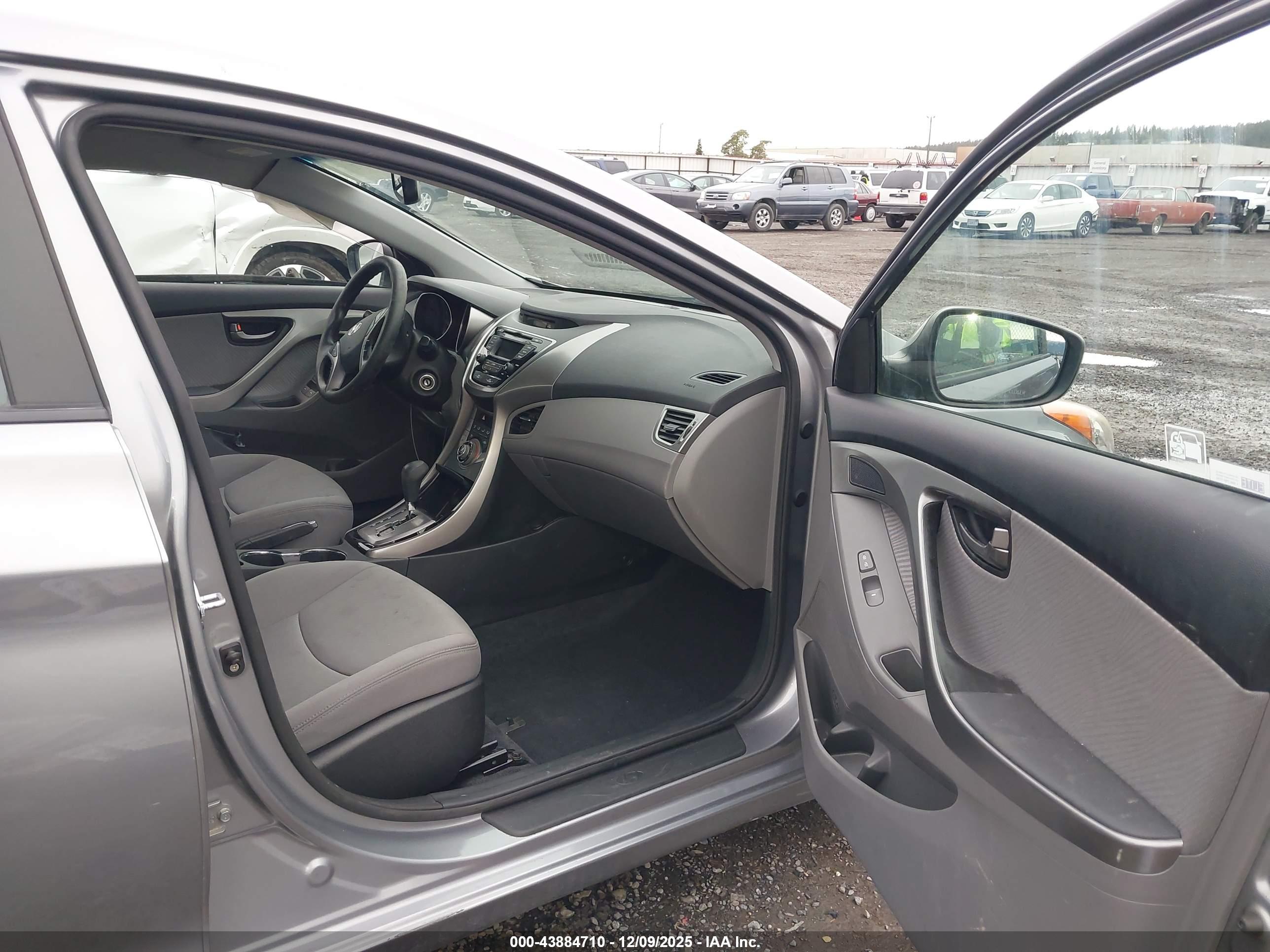 HYUNDAI ELANTRA image 5
