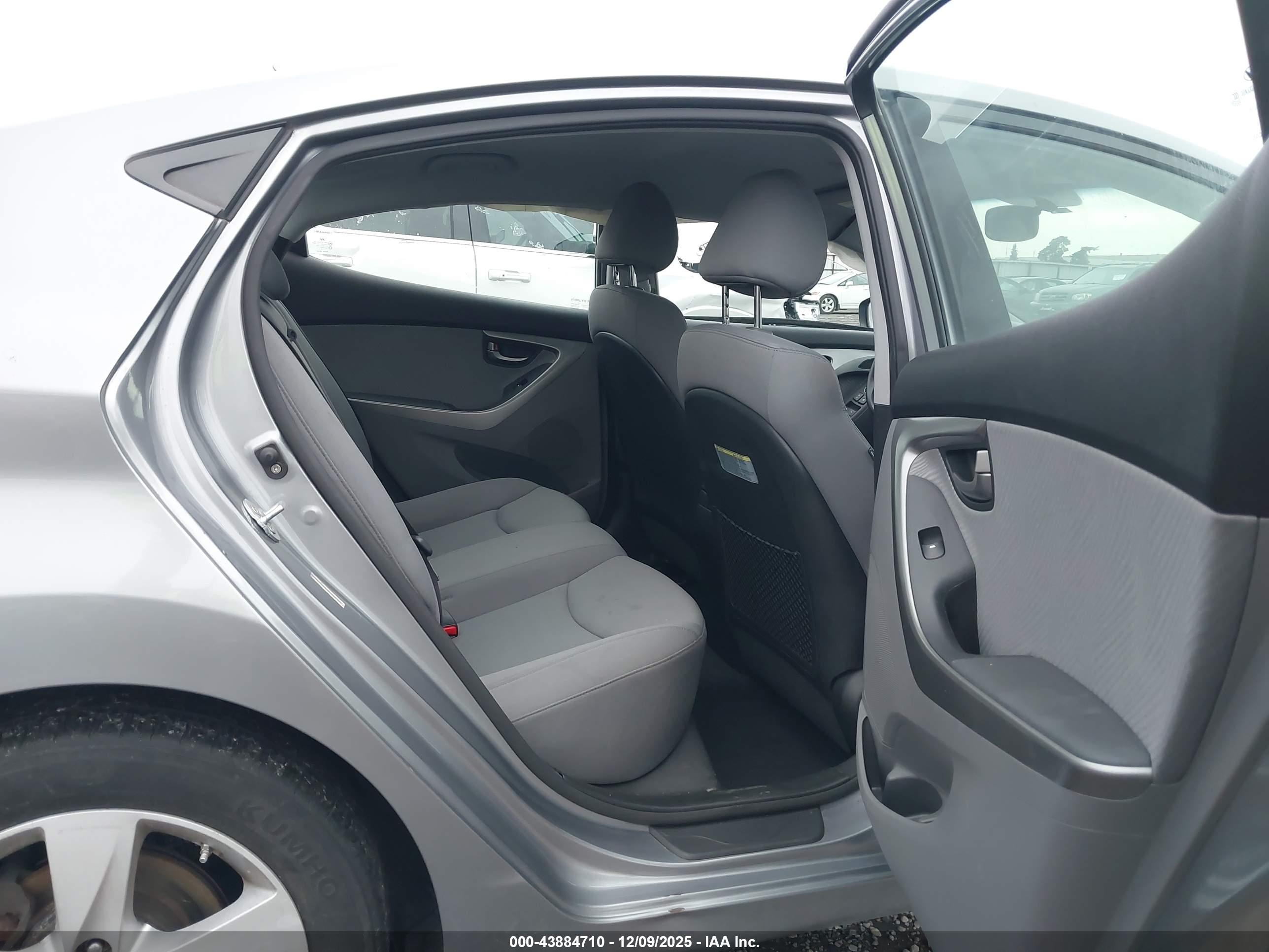 HYUNDAI ELANTRA image 8