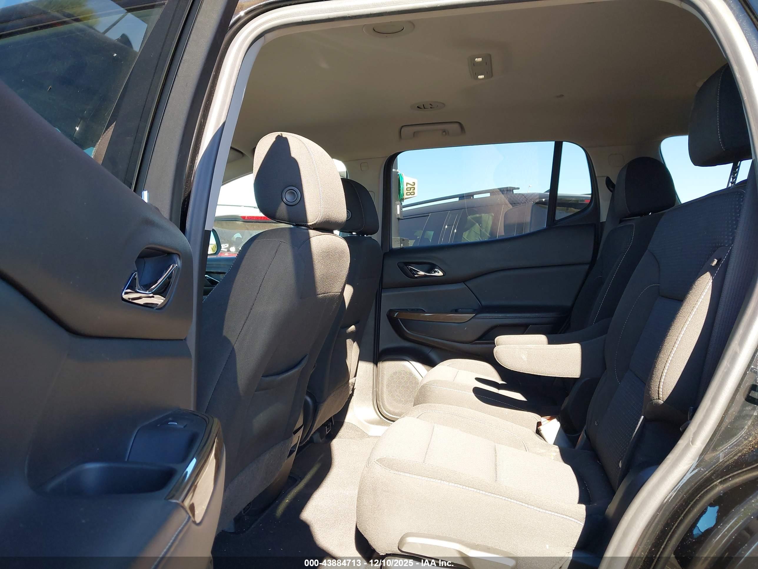 GMC ACADIA image 8